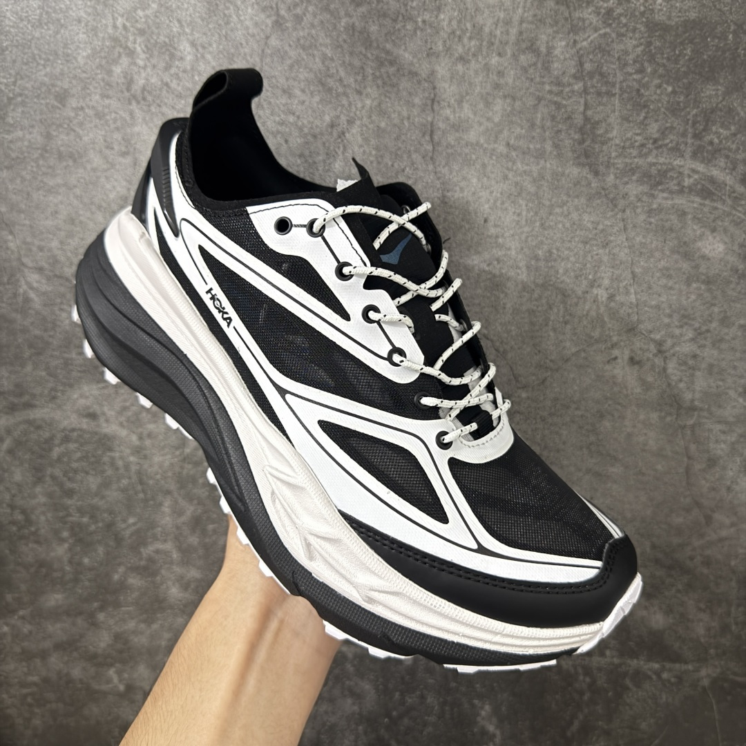 图片[3]-【纯原H版】HOKA ONE ONE Stinson 7 ATR 斯廷森7代系列低帮全地形厚底轻量运动越野跑鞋 HOKA ONE ONE总是以独特的方式 Stinson ATR 主打整个HOKA系列中最出色最厚中底设计 堪称名副其实的“减震王” 这一款多功能全地形跑鞋采用以废旧塑料制成的尤尼菲 Reprieve再生面料 比其前代产品的重量更轻、稳定性更高 与鞋带一体化设计的全新孔眼可提供独立的支撑 精心打磨的后跟鞋口圈可带来松软契合的舒适脚感 而紧密分布的凸耳则可以确保绝佳的稳定性 尺码：36 36.5 37.5 38 38.5 39 40 40.5 41 42 42.5 43 44 44.5 45-选品中心