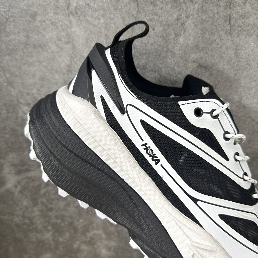 图片[7]-【纯原H版】HOKA ONE ONE Stinson 7 ATR 斯廷森7代系列低帮全地形厚底轻量运动越野跑鞋 HOKA ONE ONE总是以独特的方式 Stinson ATR 主打整个HOKA系列中最出色最厚中底设计 堪称名副其实的“减震王” 这一款多功能全地形跑鞋采用以废旧塑料制成的尤尼菲 Reprieve再生面料 比其前代产品的重量更轻、稳定性更高 与鞋带一体化设计的全新孔眼可提供独立的支撑 精心打磨的后跟鞋口圈可带来松软契合的舒适脚感 而紧密分布的凸耳则可以确保绝佳的稳定性 尺码：36 36.5 37.5 38 38.5 39 40 40.5 41 42 42.5 43 44 44.5 45-选品中心