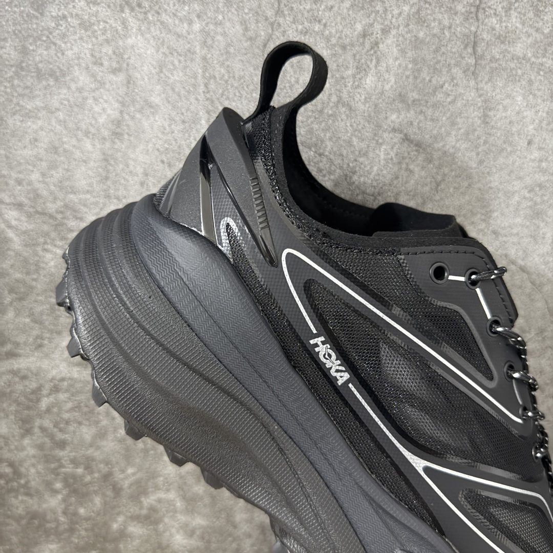 图片[7]-【纯原H版】HOKA ONE ONE Stinson 7 ATR 斯廷森7代系列低帮全地形厚底轻量运动越野跑鞋 HOKA ONE ONE总是以独特的方式 Stinson ATR 主打整个HOKA系列中最出色最厚中底设计 堪称名副其实的“减震王” 这一款多功能全地形跑鞋采用以废旧塑料制成的尤尼菲 Reprieve再生面料 比其前代产品的重量更轻、稳定性更高 与鞋带一体化设计的全新孔眼可提供独立的支撑 精心打磨的后跟鞋口圈可带来松软契合的舒适脚感 而紧密分布的凸耳则可以确保绝佳的稳定性 尺码：36 36.5 37.5 38 38.5 39 40 40.5 41 42 42.5 43 44 44.5 45-选品中心