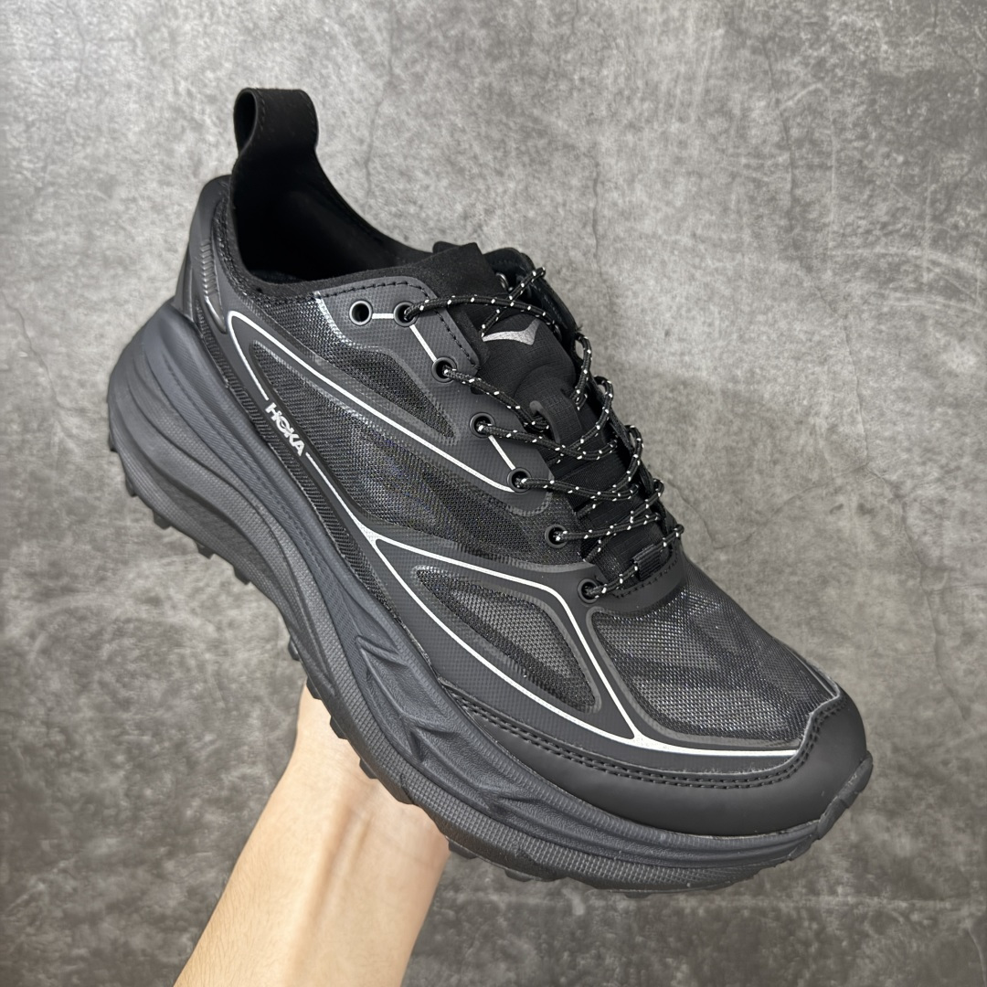 图片[3]-【纯原H版】HOKA ONE ONE Stinson 7 ATR 斯廷森7代系列低帮全地形厚底轻量运动越野跑鞋 HOKA ONE ONE总是以独特的方式 Stinson ATR 主打整个HOKA系列中最出色最厚中底设计 堪称名副其实的“减震王” 这一款多功能全地形跑鞋采用以废旧塑料制成的尤尼菲 Reprieve再生面料 比其前代产品的重量更轻、稳定性更高 与鞋带一体化设计的全新孔眼可提供独立的支撑 精心打磨的后跟鞋口圈可带来松软契合的舒适脚感 而紧密分布的凸耳则可以确保绝佳的稳定性 尺码：36 36.5 37.5 38 38.5 39 40 40.5 41 42 42.5 43 44 44.5 45-选品中心