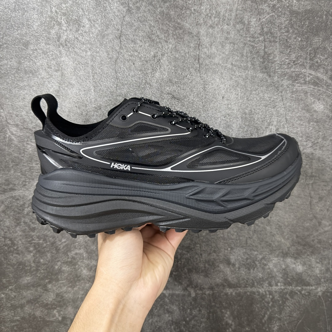 【纯原H版】HOKA ONE ONE Stinson 7 ATR 斯廷森7代系列低帮全地形厚底轻量运动越野跑鞋 HOKA ONE ONE总是以独特的方式 Stinson ATR 主打整个HOKA系列中最出色最厚中底设计 堪称名副其实的“减震王” 这一款多功能全地形跑鞋采用以废旧塑料制成的尤尼菲 Reprieve再生面料 比其前代产品的重量更轻、稳定性更高 与鞋带一体化设计的全新孔眼可提供独立的支撑 精心打磨的后跟鞋口圈可带来松软契合的舒适脚感 而紧密分布的凸耳则可以确保绝佳的稳定性 尺码:36 36.5 37.5 38 38.5 39 40 40.5 41 42 42.5 43 44 44.5 45-选品中心