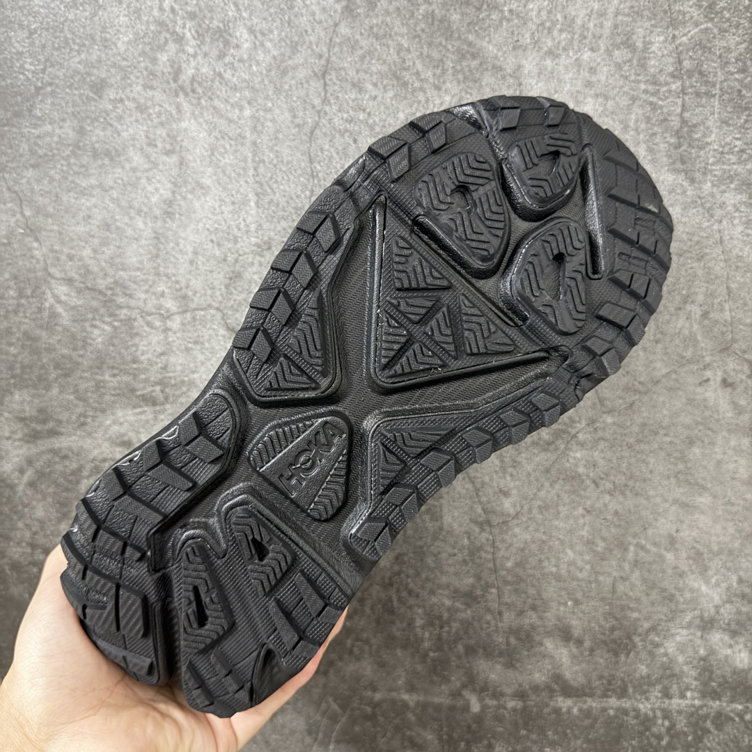 图片[9]-【纯原H版】HOKA ONE ONE Stinson 7 ATR 斯廷森7代系列低帮全地形厚底轻量运动越野跑鞋 HOKA ONE ONE总是以独特的方式 Stinson ATR 主打整个HOKA系列中最出色最厚中底设计 堪称名副其实的“减震王” 这一款多功能全地形跑鞋采用以废旧塑料制成的尤尼菲 Reprieve再生面料 比其前代产品的重量更轻、稳定性更高 与鞋带一体化设计的全新孔眼可提供独立的支撑 精心打磨的后跟鞋口圈可带来松软契合的舒适脚感 而紧密分布的凸耳则可以确保绝佳的稳定性 尺码：36 36.5 37.5 38 38.5 39 40 40.5 41 42 42.5 43 44 44.5 45-选品中心