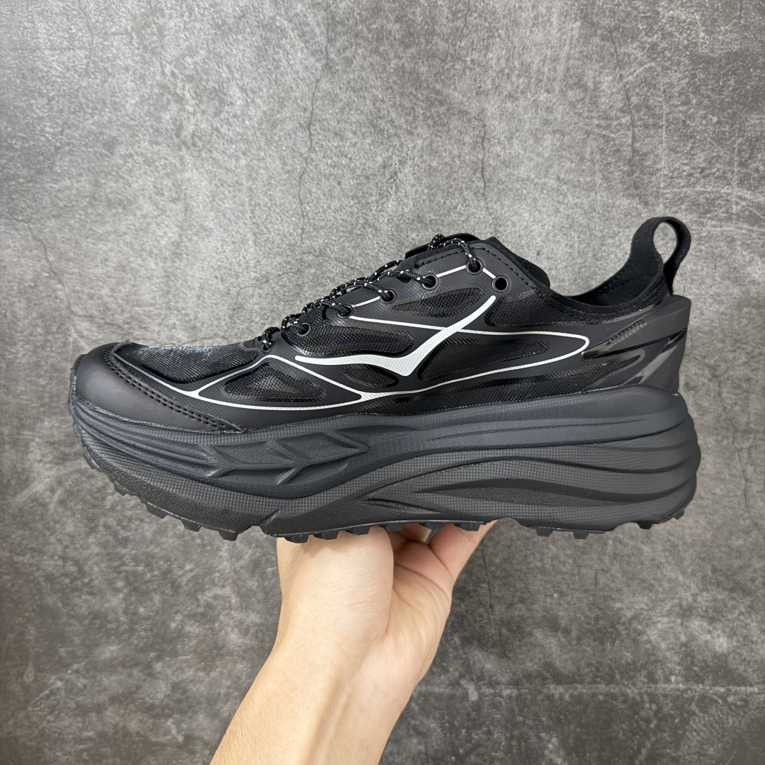 图片[2]-【纯原H版】HOKA ONE ONE Stinson 7 ATR 斯廷森7代系列低帮全地形厚底轻量运动越野跑鞋 HOKA ONE ONE总是以独特的方式 Stinson ATR 主打整个HOKA系列中最出色最厚中底设计 堪称名副其实的“减震王” 这一款多功能全地形跑鞋采用以废旧塑料制成的尤尼菲 Reprieve再生面料 比其前代产品的重量更轻、稳定性更高 与鞋带一体化设计的全新孔眼可提供独立的支撑 精心打磨的后跟鞋口圈可带来松软契合的舒适脚感 而紧密分布的凸耳则可以确保绝佳的稳定性 尺码：36 36.5 37.5 38 38.5 39 40 40.5 41 42 42.5 43 44 44.5 45-选品中心