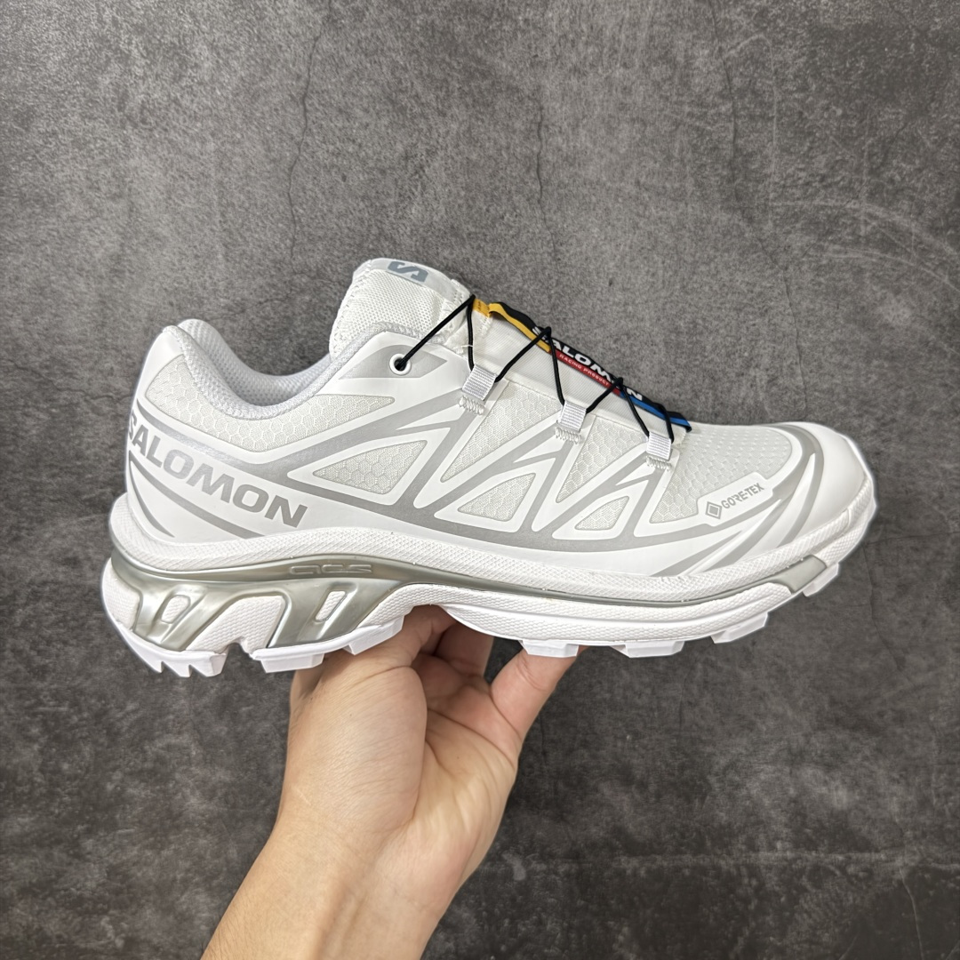【OG高端礼盒版】SALOMON萨洛蒙 XT-6 GTX防水白银 舒适百搭 户外越野耐磨包裹性支撑 男女同款低帮跑步鞋 475811 真防水鞋面 区别假防水 全新品质 巅峰之作 所有配色均购物原版拆解1：1开发 原材料打造 非市场公版便宜货 私模大底 清洁度比市场所有版本都高 全套原纸板楦头开发 原厂网布配套 确保原汁原味 完美呈现版型 原档数据独家私模五层组合大底 原装Ortholite轻量化鞋垫 中底布带钢印编号 原厂TPU锁扣 进口港宝加持 后跟自然饱满 还原公司包裹性 鞋面采用SENSIFT贴合技术 全方位贴合包裹脚型 鞋跟部鞋底牵引设计 提供强大的抓地性能 更适应野外崎岖不平的道路 其3D ADVANCED CHASSIS底盘 材料轻量大化 钉齿设计更具稳定性 防护性 鞋底易磨损区运用CONTAGRIP高耐磨材料 应对城市硬质路面长距离跑考验 尺码：36 36.5 37.5 38 38.5 39 40 40.5 41 42 42.5 43 44 45 46-选品中心