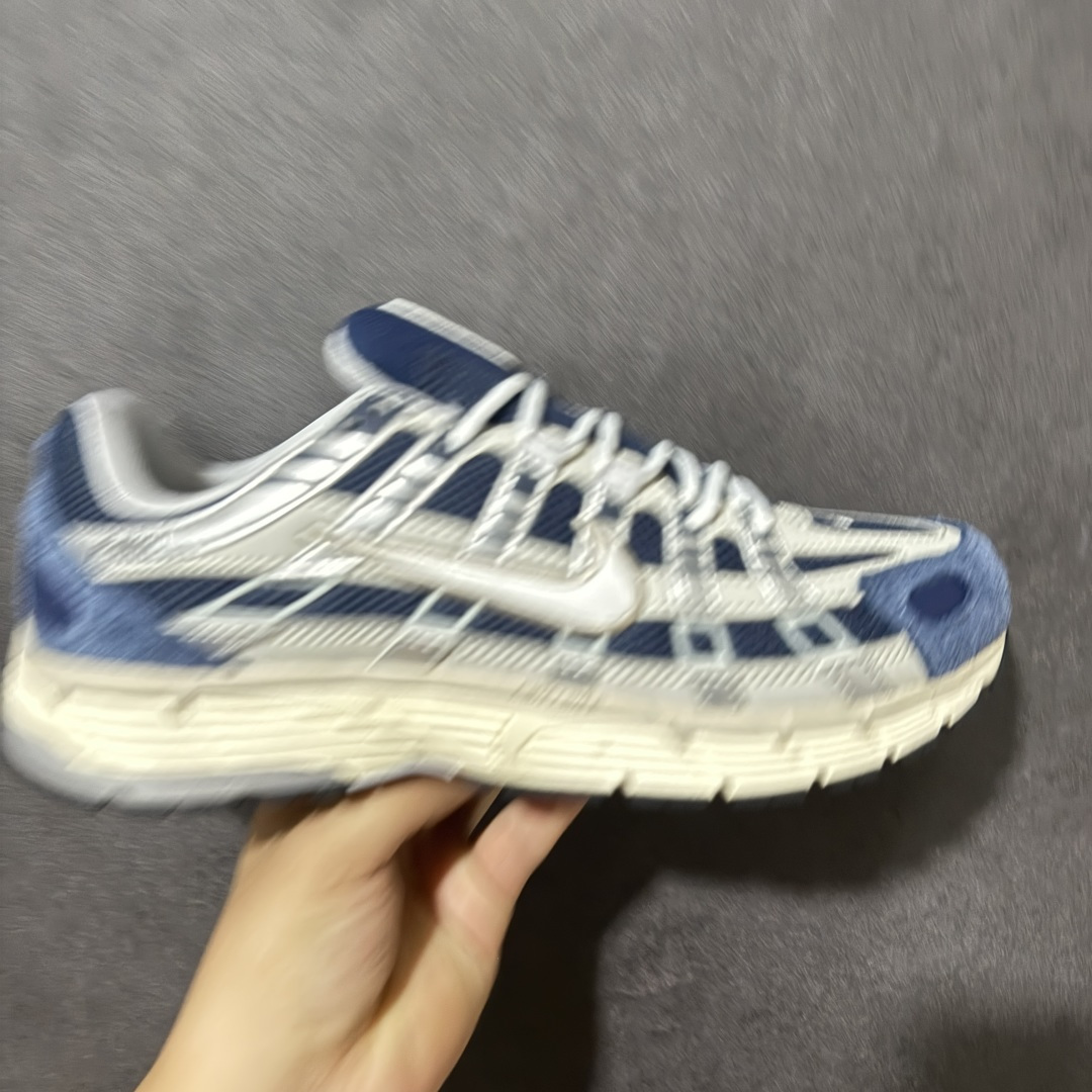 【公司级】Nike P-6000 复古休闲 耐克 低帮休闲城市通勤跑步鞋 采用透气网眼布搭配皮革和合成材质覆面 再现早期鞋款外观 活力配色打造时尚外观和运动美学 结合泡棉缓震配置 缔造非凡舒适的日常穿着体验 皮革织物与合成材质组合鞋面 打造舒适支撑效果 货号:IU7549-400 尺码:36 36.5 37.5 38 38.5 39 40 40.5 41 42 42.5 43 44 45-选品中心