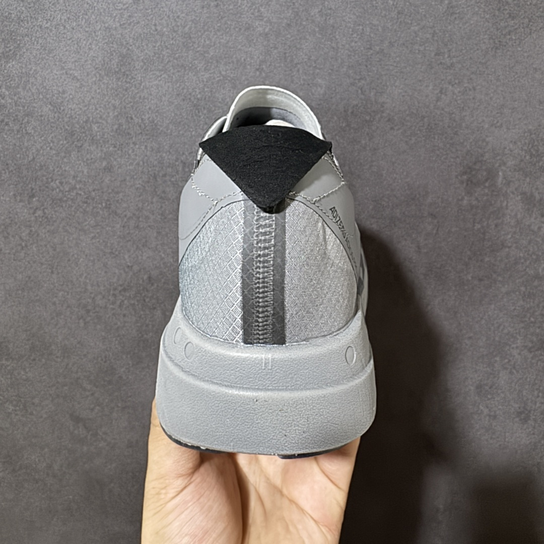 图片[4]-【公司级】Adidas Adizero Adios PRO 4M 阿迪超轻透气缓震跑鞋 真碳版本 整体外观造型与adiZero Adios Pro EVO 1非常相似 中底配置方面搭载全掌Lightstrike Pro 鞋面采用透气网面示人 契合日常训练鞋的定位 更加耐用 外底给到了马牌橡胶 及上代竞速旗舰adidas Adizero Adios Pro 3区域分布 货号： KH8439 尺码：36 36.5 37 38 38.5 39 40 40.5 41 42 42.5 43 44 44.5 45 46-选品中心