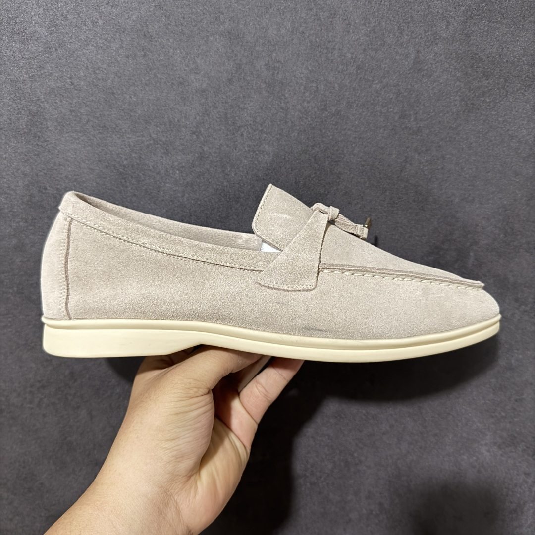 【公司级】Loro Piana LP乐悠翩雅25 舒适锁头乐福鞋 LP是意大利顶级奢侈品牌 低调奢华 设计都是一贯纯色系 简单、细节巧妙、清新脱俗! 不想满大街撞款的可以看看这个品牌、ins、小红书随处可见这个品牌的身影 !原版一比一定制 细节处理很好‼️ 面部:进口鹿皮反毛羊皮 垫脚:牛皮垫脚 大底:原版耐磨高弹牛筋底 尺码:36-44-选品中心