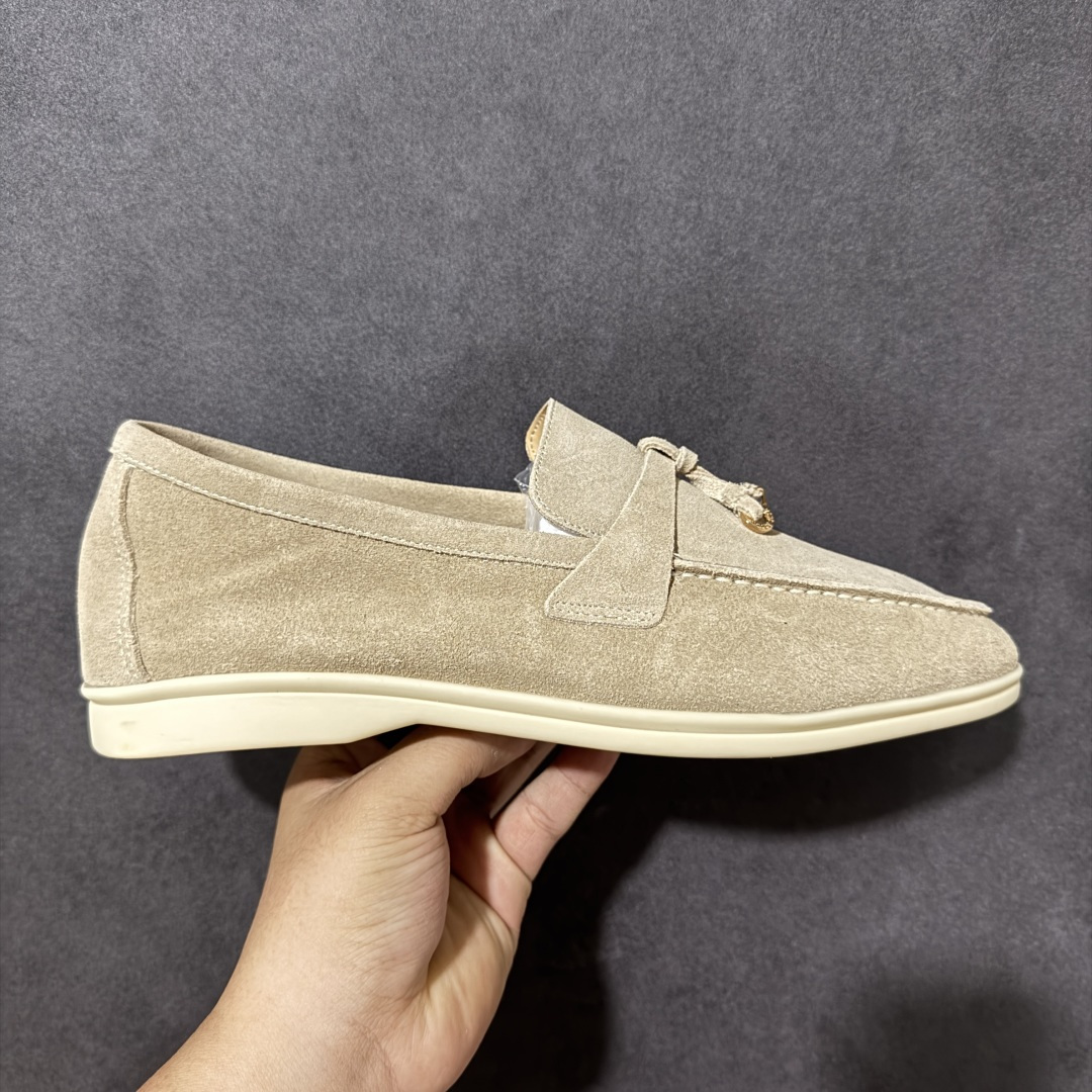 【公司级】Loro Piana LP乐悠翩雅25 舒适锁头乐福鞋 LP是意大利顶级奢侈品牌 低调奢华 设计都是一贯纯色系 简单、细节巧妙、清新脱俗! 不想满大街撞款的可以看看这个品牌、ins、小红书随处可见这个品牌的身影 !原版一比一定制 细节处理很好‼️ 面部:进口鹿皮反毛羊皮 垫脚:牛皮垫脚 大底:原版耐磨高弹牛筋底 尺码:36-44-选品中心