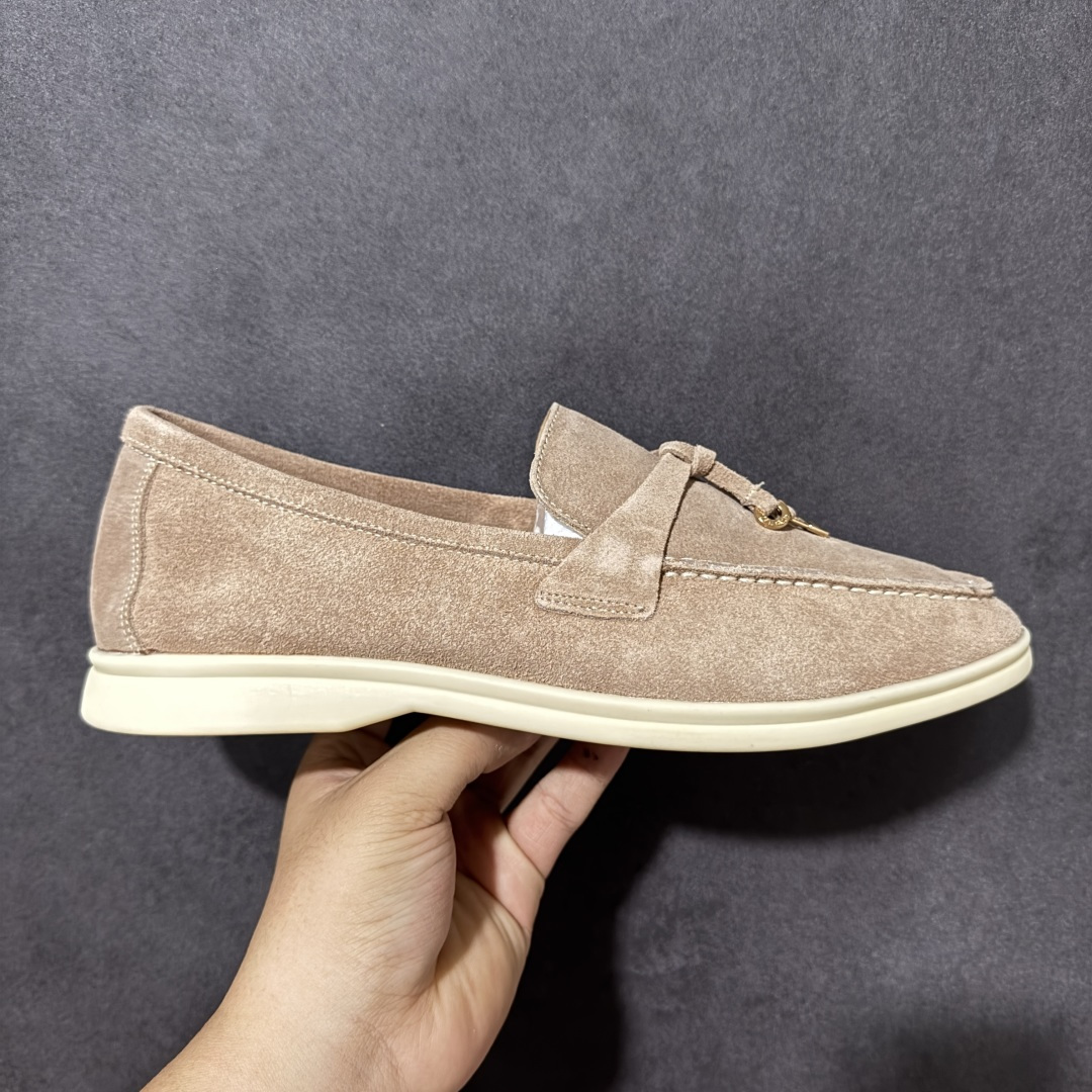 【公司级】Loro Piana LP乐悠翩雅25 舒适锁头乐福鞋 LP是意大利顶级奢侈品牌 低调奢华 设计都是一贯纯色系 简单、细节巧妙、清新脱俗! 不想满大街撞款的可以看看这个品牌、ins、小红书随处可见这个品牌的身影 !原版一比一定制 细节处理很好‼️ 面部:进口鹿皮反毛羊皮 垫脚:牛皮垫脚 大底:原版耐磨高弹牛筋底 尺码:36-44-选品中心