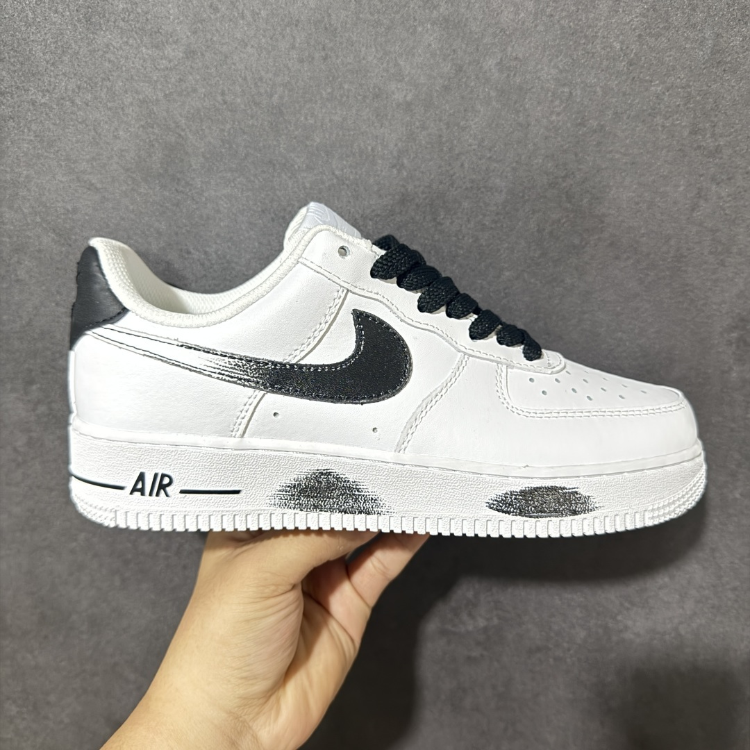【公司级】劳斯莱斯R版 黑白泼墨潮流百搭 AIR FORCE 1,经典白黑撞色搭配刷漆渐变Swoosh极具街头艺术感,鞋身平滑皮革质感细腻耐脏易打理,黑金R标金属吊饰提升精致格调,鞋头与中底点缀泼墨纹理设计独特吸睛,内置Air气垫缓震回弹,长时间行走双脚无负担,黑色编织鞋带搭配后跟黑尾细节呼应整体配色,低帮版型适配各类穿搭,牛仔裤、运动裙、休闲裤轻松驾驭,简约耐看不挑季节,日常出街通勤都能轻松打造潮流造型。 货号:CW2288-111 尺码:36 36.5 37.5 38 38.5 39 40 40.5 41 42 42.5 43 44 44.5 45-选品中心