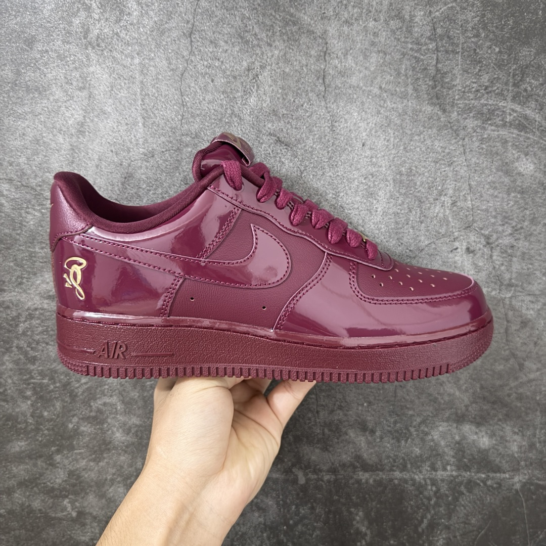 【GX纯原】Nike × Central Cee Air Force 1 \'07 Low SP UK Exclusive 漆皮红 联名 IO9970-638 顶级空军 皮料质感可媲美原版 细节吊打市场其他代号版本 全鞋电脑针车 工整有序 原厂港宝加持完美还原灵魂版型 原盒原配从里到外百分百还原 原厂全头层原厂皮料 原标原盒 内置Sole气垫 中底白色背胶 中底划线 已经无限的接近公司 原厂楦头 原厂刺绣 后跟弧度修正 正确中底四线防伪 尺码:40 40.5 41 42 42.5 43 44 44.5 45 46 47.5 48.5-选品中心