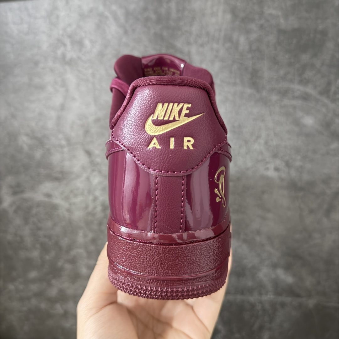 图片[4]-【GX纯原】Nike × Central Cee Air Force 1 \’07 Low SP UK Exclusive 漆皮红 联名 IO9970-638 顶级空军 皮料质感可媲美原版 细节吊打市场其他代号版本 全鞋电脑针车 工整有序 原厂港宝加持完美还原灵魂版型 原盒原配从里到外百分百还原 原厂全头层原厂皮料 原标原盒 内置Sole气垫 中底白色背胶 中底划线 已经无限的接近公司 原厂楦头 原厂刺绣 后跟弧度修正 正确中底四线防伪 尺码：40 40.5 41 42 42.5 43 44 44.5 45 46 47.5 48.5-选品中心
