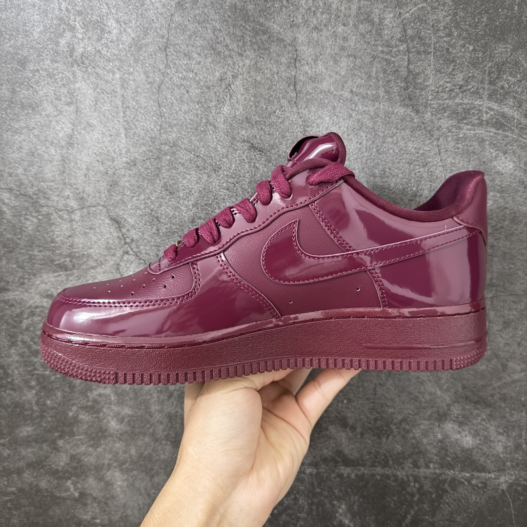 图片[2]-【GX纯原】Nike × Central Cee Air Force 1 \’07 Low SP UK Exclusive 漆皮红 联名 IO9970-638 顶级空军 皮料质感可媲美原版 细节吊打市场其他代号版本 全鞋电脑针车 工整有序 原厂港宝加持完美还原灵魂版型 原盒原配从里到外百分百还原 原厂全头层原厂皮料 原标原盒 内置Sole气垫 中底白色背胶 中底划线 已经无限的接近公司 原厂楦头 原厂刺绣 后跟弧度修正 正确中底四线防伪 尺码：40 40.5 41 42 42.5 43 44 44.5 45 46 47.5 48.5-选品中心