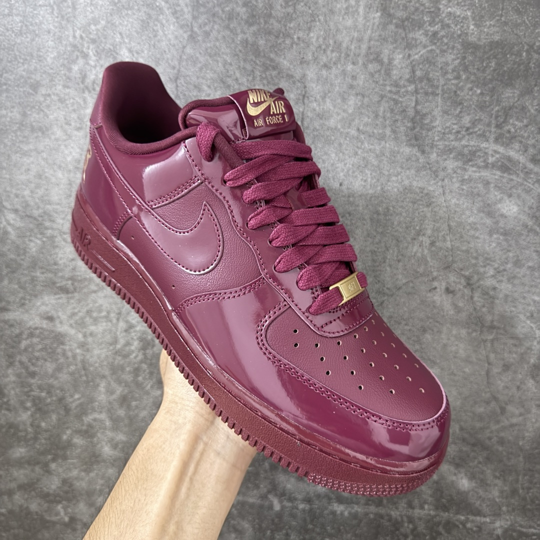 图片[3]-【GX纯原】Nike × Central Cee Air Force 1 \’07 Low SP UK Exclusive 漆皮红 联名 IO9970-638 顶级空军 皮料质感可媲美原版 细节吊打市场其他代号版本 全鞋电脑针车 工整有序 原厂港宝加持完美还原灵魂版型 原盒原配从里到外百分百还原 原厂全头层原厂皮料 原标原盒 内置Sole气垫 中底白色背胶 中底划线 已经无限的接近公司 原厂楦头 原厂刺绣 后跟弧度修正 正确中底四线防伪 尺码：40 40.5 41 42 42.5 43 44 44.5 45 46 47.5 48.5-选品中心