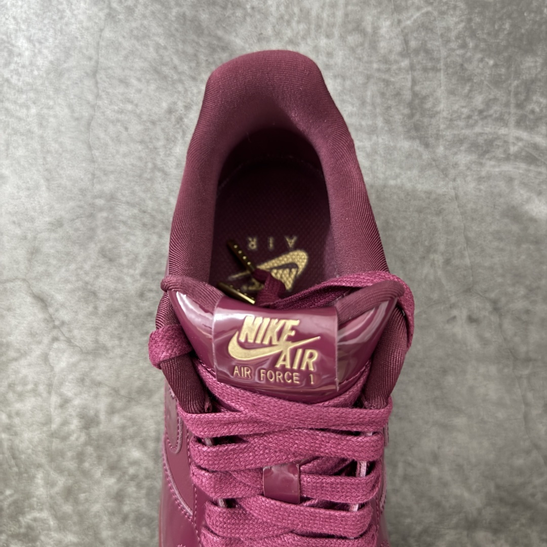 图片[8]-【GX纯原】Nike × Central Cee Air Force 1 \’07 Low SP UK Exclusive 漆皮红 联名 IO9970-638 顶级空军 皮料质感可媲美原版 细节吊打市场其他代号版本 全鞋电脑针车 工整有序 原厂港宝加持完美还原灵魂版型 原盒原配从里到外百分百还原 原厂全头层原厂皮料 原标原盒 内置Sole气垫 中底白色背胶 中底划线 已经无限的接近公司 原厂楦头 原厂刺绣 后跟弧度修正 正确中底四线防伪 尺码：40 40.5 41 42 42.5 43 44 44.5 45 46 47.5 48.5-选品中心