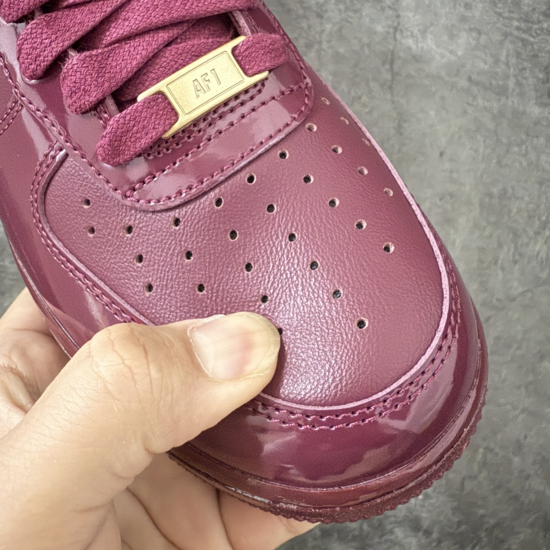 图片[5]-【GX纯原】Nike × Central Cee Air Force 1 \’07 Low SP UK Exclusive 漆皮红 联名 IO9970-638 顶级空军 皮料质感可媲美原版 细节吊打市场其他代号版本 全鞋电脑针车 工整有序 原厂港宝加持完美还原灵魂版型 原盒原配从里到外百分百还原 原厂全头层原厂皮料 原标原盒 内置Sole气垫 中底白色背胶 中底划线 已经无限的接近公司 原厂楦头 原厂刺绣 后跟弧度修正 正确中底四线防伪 尺码：40 40.5 41 42 42.5 43 44 44.5 45 46 47.5 48.5-选品中心