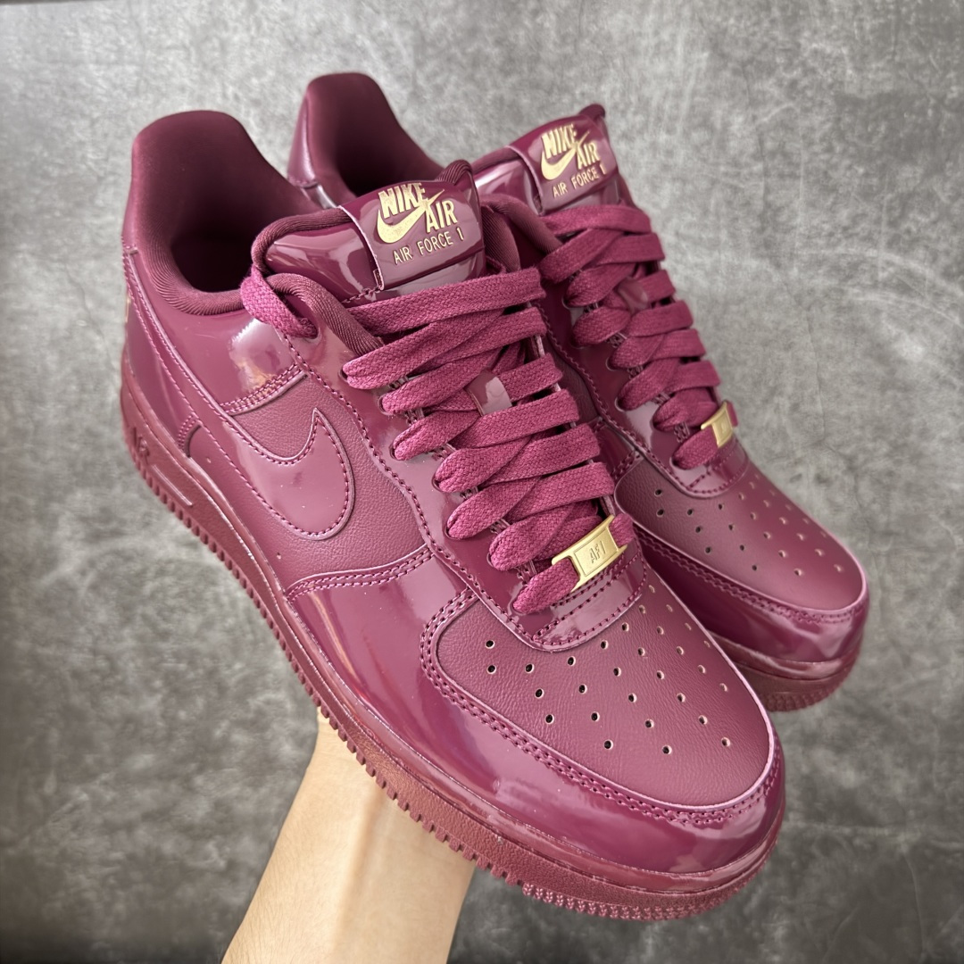 【GX纯原】Nike × Central Cee Air Force 1 \'07 Low SP UK Exclusive 漆皮红 联名 IO9970-638 顶级空军 皮料质感可媲美原版 细节吊打市场其他代号版本 全鞋电脑针车 工整有序 原厂港宝加持完美还原灵魂版型 原盒原配从里到外百分百还原 原厂全头层原厂皮料 原标原盒 内置Sole气垫 中底白色背胶 中底划线 已经无限的接近公司 原厂楦头 原厂刺绣 后跟弧度修正 正确中底四线防伪 尺码:40 40.5 41 42 42.5 43 44 44.5 45 46 47.5 48.5-选品中心