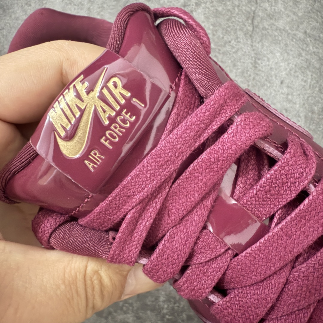 图片[6]-【GX纯原】Nike × Central Cee Air Force 1 \’07 Low SP UK Exclusive 漆皮红 联名 IO9970-638 顶级空军 皮料质感可媲美原版 细节吊打市场其他代号版本 全鞋电脑针车 工整有序 原厂港宝加持完美还原灵魂版型 原盒原配从里到外百分百还原 原厂全头层原厂皮料 原标原盒 内置Sole气垫 中底白色背胶 中底划线 已经无限的接近公司 原厂楦头 原厂刺绣 后跟弧度修正 正确中底四线防伪 尺码：40 40.5 41 42 42.5 43 44 44.5 45 46 47.5 48.5-选品中心