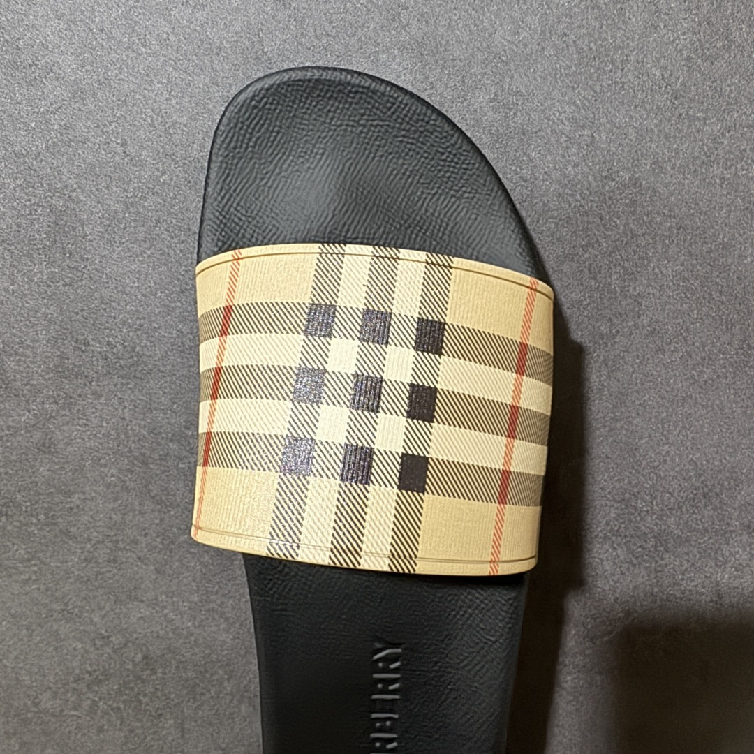 图片[5]-【公司级】BURBERRY经典格子拖鞋一字拖 专柜新款拖鞋饰有品牌字母立体徽标，以及首席创意总监 Riccardo Tisci 的 Burberry 首秀系列名称「Kingdom」 尺码指南 原板一比一，图案5D打印，鞋面：100%环保聚胺脂 ，鞋底：100%橡胶 套穿式设计 货号：12802 02 尺码：39-45-选品中心