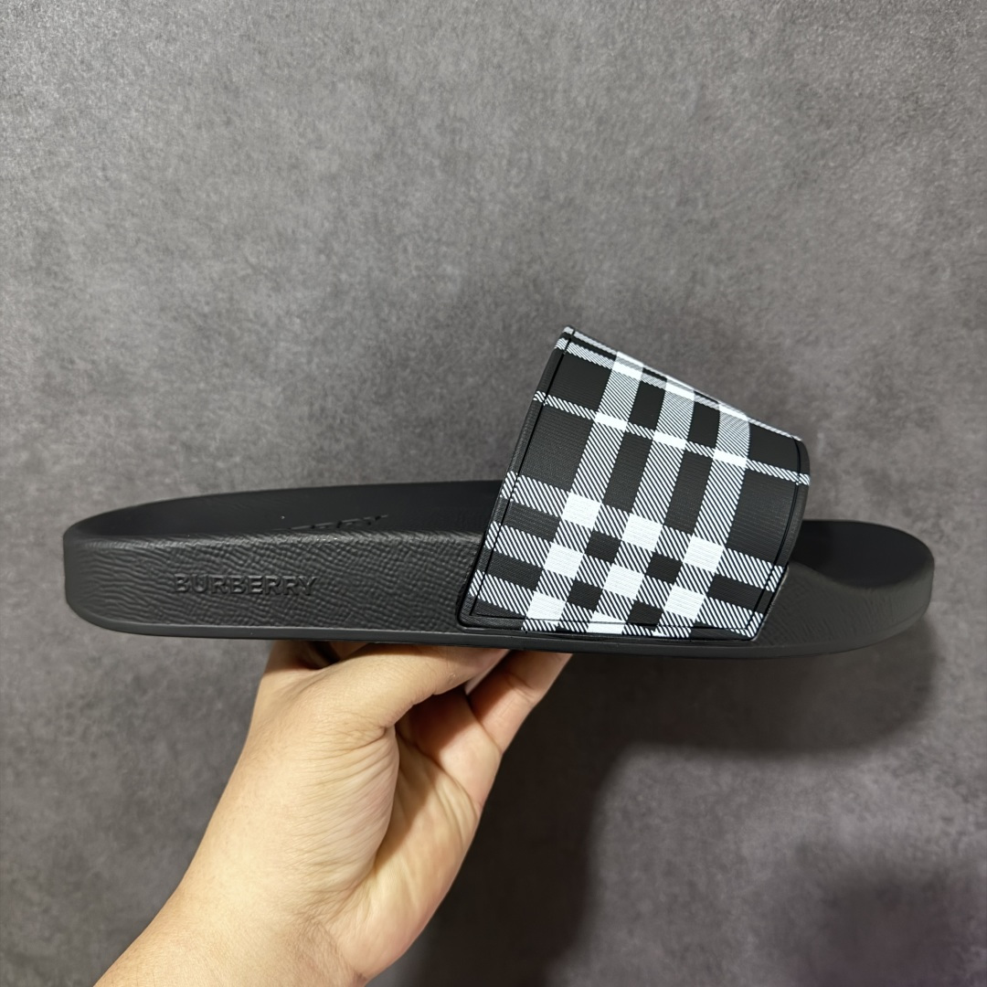 【公司级】BURBERRY经典格子拖鞋一字拖 专柜新款拖鞋饰有品牌字母立体徽标,以及首席创意总监 Riccardo Tisci 的 Burberry 首秀系列名称「Kingdom」 尺码指南 原板一比一,图案5D打印,鞋面:100%环保聚胺脂 ,鞋底:100%橡胶 套穿式设计 货号:12802 02 尺码:39-45-选品中心