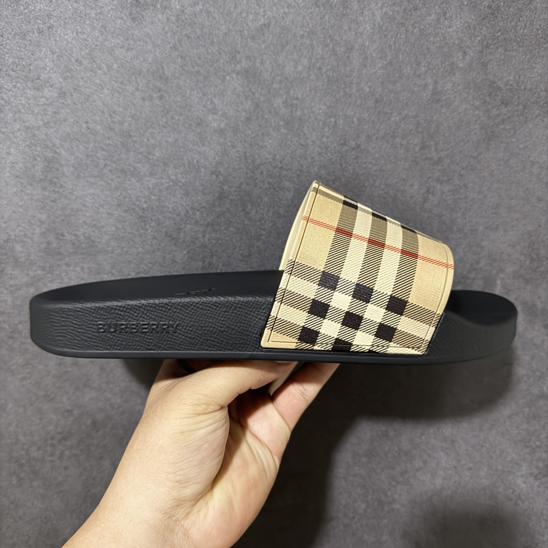【公司级】BURBERRY经典格子拖鞋一字拖 专柜新款拖鞋饰有品牌字母立体徽标,以及首席创意总监 Riccardo Tisci 的 Burberry 首秀系列名称「Kingdom」 尺码指南 原板一比一,图案5D打印,鞋面:100%环保聚胺脂 ,鞋底:100%橡胶 套穿式设计 货号:12802 02 尺码:39-45-选品中心