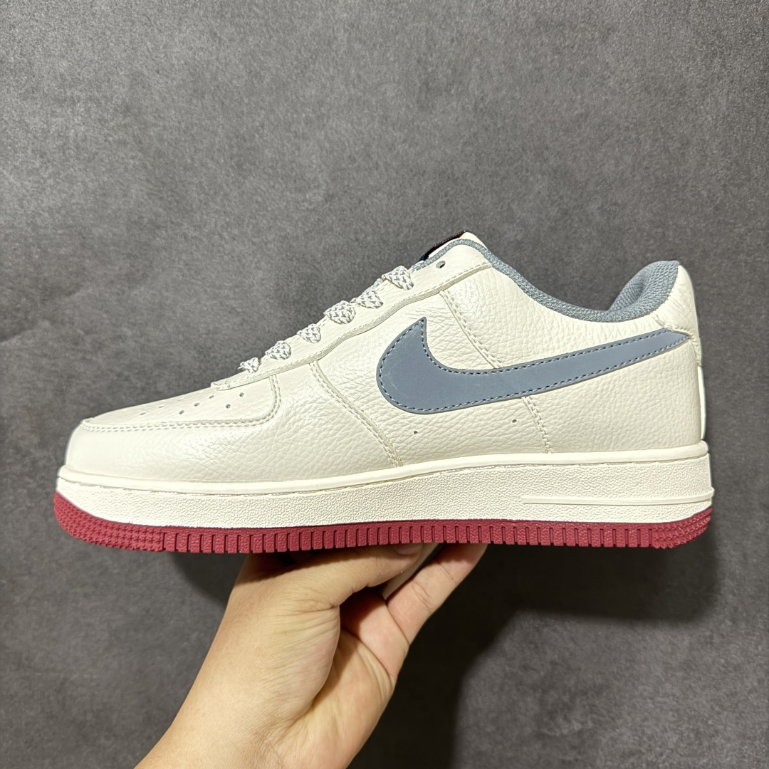 图片[2]-【公司级】复古米灰红底空军 AIR FORCE 1，米白鞋身搭配灰勾酒红橡胶外底，撞色复古质感拉满，后跟红标NIKE字母印花增添美式街头氛围，编织纹理鞋带提升细节层次感，细腻头层皮革挺括耐折，内置Air气垫缓震回弹，久走不累脚，灰色内衬柔软亲肤，低帮版型适配各类裤装裙装，四季穿搭无压力，经典复古配色不挑年龄，学生通勤日常出街都能轻松驾驭，耐看百搭不易过时。 货号：MM3399-831 尺码：36 36.5 37.5 38 38.5 39 40 40.5 41 42 42.5 43 44 44.5 45-选品中心