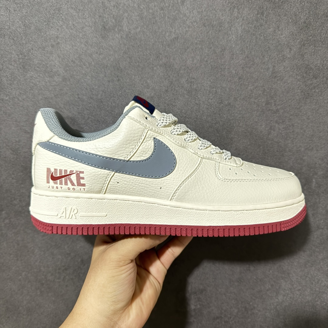 【公司级】复古米灰红底空军 AIR FORCE 1,米白鞋身搭配灰勾酒红橡胶外底,撞色复古质感拉满,后跟红标NIKE字母印花增添美式街头氛围,编织纹理鞋带提升细节层次感,细腻头层皮革挺括耐折,内置Air气垫缓震回弹,久走不累脚,灰色内衬柔软亲肤,低帮版型适配各类裤装裙装,四季穿搭无压力,经典复古配色不挑年龄,学生通勤日常出街都能轻松驾驭,耐看百搭不易过时。 货号:MM3399-831 尺码:36 36.5 37.5 38 38.5 39 40 40.5 41 42 42.5 43 44 44.5 45-选品中心