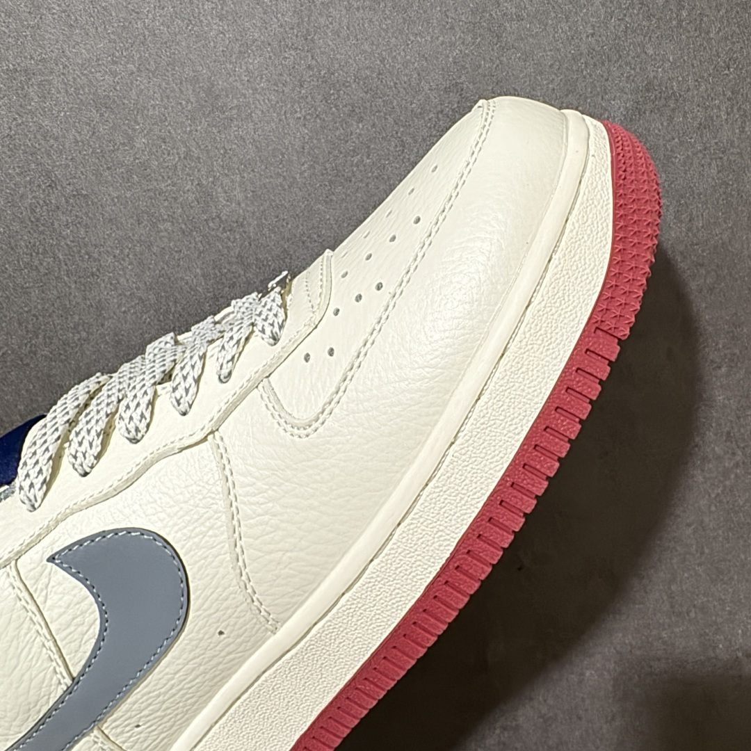 图片[8]-【公司级】复古米灰红底空军 AIR FORCE 1，米白鞋身搭配灰勾酒红橡胶外底，撞色复古质感拉满，后跟红标NIKE字母印花增添美式街头氛围，编织纹理鞋带提升细节层次感，细腻头层皮革挺括耐折，内置Air气垫缓震回弹，久走不累脚，灰色内衬柔软亲肤，低帮版型适配各类裤装裙装，四季穿搭无压力，经典复古配色不挑年龄，学生通勤日常出街都能轻松驾驭，耐看百搭不易过时。 货号：MM3399-831 尺码：36 36.5 37.5 38 38.5 39 40 40.5 41 42 42.5 43 44 44.5 45-选品中心