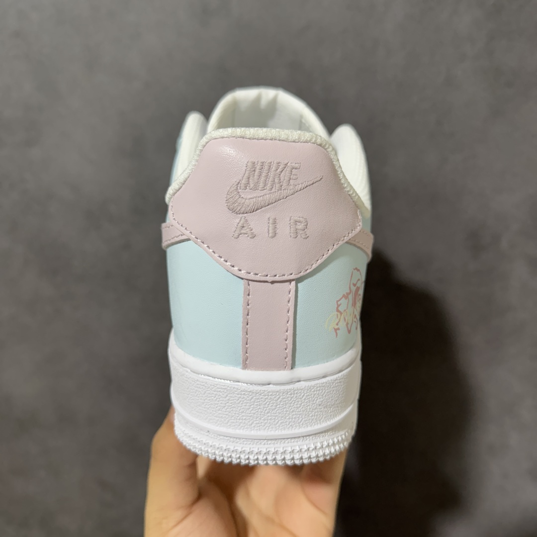 图片[4]-【定制版】Nike Air Force 1 Low 耐克 空军一号 低帮 海盐蓝粉 糖果色马卡龙百搭耐磨防滑增高低邦板鞋 该定制鞋选用原鞋款为Nike Air Forcej 1 Low少年感时尚潮流百搭低帮板鞋，该定制球鞋设计灵感源于玫瑰，细节满满，适合四季出行，将潮流元素融入鞋中，低饱和配色独特易搭,层次丰富。因拍摄/显示设备、光源色温等差异，展示图与实物会有轻微色差。原鞋材料、走线、胶印、线头等自身属性，不涉及定制工艺。 货号：DH2920-111 尺码：36 36.5 37.5 38 38.5 39 40 40.5 41 42 42.5 43 44 44.5 45-选品中心