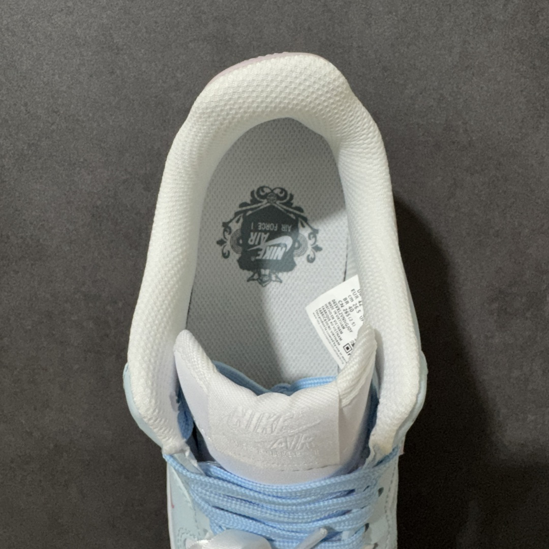 图片[6]-【定制版】Nike Air Force 1 Low 耐克 空军一号 低帮 海盐蓝粉 糖果色马卡龙百搭耐磨防滑增高低邦板鞋 该定制鞋选用原鞋款为Nike Air Forcej 1 Low少年感时尚潮流百搭低帮板鞋，该定制球鞋设计灵感源于玫瑰，细节满满，适合四季出行，将潮流元素融入鞋中，低饱和配色独特易搭,层次丰富。因拍摄/显示设备、光源色温等差异，展示图与实物会有轻微色差。原鞋材料、走线、胶印、线头等自身属性，不涉及定制工艺。 货号：DH2920-111 尺码：36 36.5 37.5 38 38.5 39 40 40.5 41 42 42.5 43 44 44.5 45-选品中心