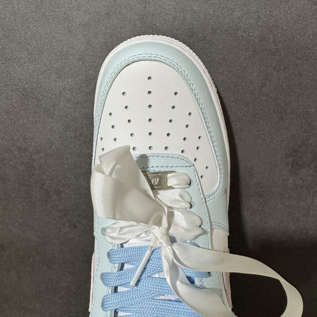 图片[5]-【定制版】Nike Air Force 1 Low 耐克 空军一号 低帮 海盐蓝粉 糖果色马卡龙百搭耐磨防滑增高低邦板鞋 该定制鞋选用原鞋款为Nike Air Forcej 1 Low少年感时尚潮流百搭低帮板鞋，该定制球鞋设计灵感源于玫瑰，细节满满，适合四季出行，将潮流元素融入鞋中，低饱和配色独特易搭,层次丰富。因拍摄/显示设备、光源色温等差异，展示图与实物会有轻微色差。原鞋材料、走线、胶印、线头等自身属性，不涉及定制工艺。 货号：DH2920-111 尺码：36 36.5 37.5 38 38.5 39 40 40.5 41 42 42.5 43 44 44.5 45-选品中心