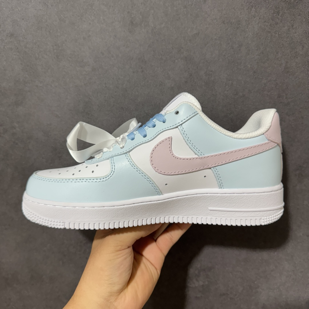 图片[2]-【定制版】Nike Air Force 1 Low 耐克 空军一号 低帮 海盐蓝粉 糖果色马卡龙百搭耐磨防滑增高低邦板鞋 该定制鞋选用原鞋款为Nike Air Forcej 1 Low少年感时尚潮流百搭低帮板鞋，该定制球鞋设计灵感源于玫瑰，细节满满，适合四季出行，将潮流元素融入鞋中，低饱和配色独特易搭,层次丰富。因拍摄/显示设备、光源色温等差异，展示图与实物会有轻微色差。原鞋材料、走线、胶印、线头等自身属性，不涉及定制工艺。 货号：DH2920-111 尺码：36 36.5 37.5 38 38.5 39 40 40.5 41 42 42.5 43 44 44.5 45-选品中心