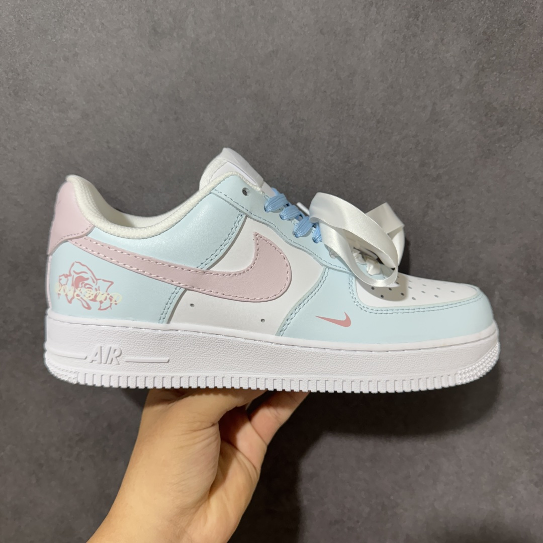 【定制版】Nike Air Force 1 Low 耐克 空军一号 低帮 海盐蓝粉 糖果色马卡龙百搭耐磨防滑增高低邦板鞋 该定制鞋选用原鞋款为Nike Air Forcej 1 Low少年感时尚潮流百搭低帮板鞋,该定制球鞋设计灵感源于玫瑰,细节满满,适合四季出行,将潮流元素融入鞋中,低饱和配色独特易搭,层次丰富。因拍摄/显示设备、光源色温等差异,展示图与实物会有轻微色差。原鞋材料、走线、胶印、线头等自身属性,不涉及定制工艺。 货号:DH2920-111 尺码:36 36.5 37.5 38 38.5 39 40 40.5 41 42 42.5 43 44 44.5 45-选品中心