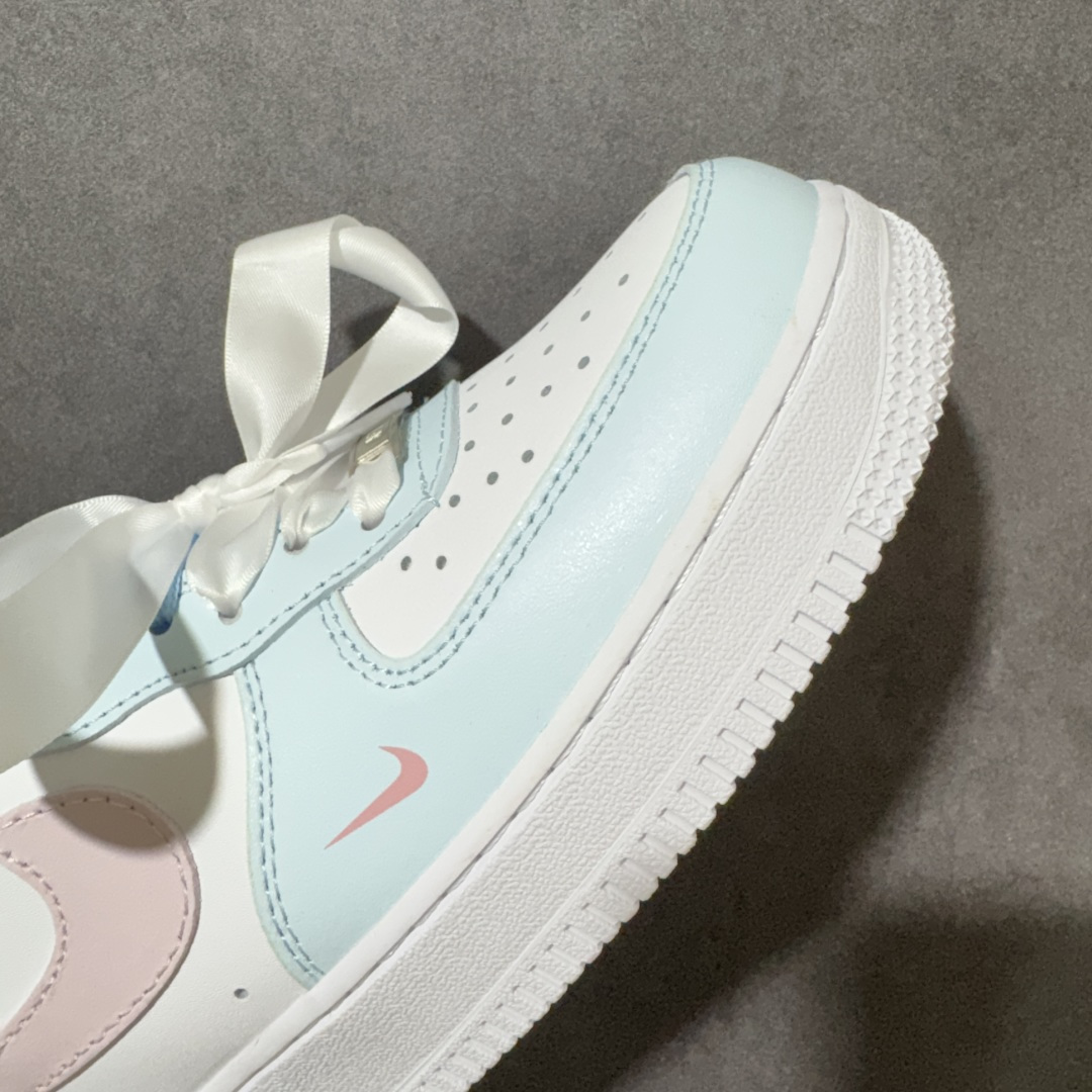 图片[8]-【定制版】Nike Air Force 1 Low 耐克 空军一号 低帮 海盐蓝粉 糖果色马卡龙百搭耐磨防滑增高低邦板鞋 该定制鞋选用原鞋款为Nike Air Forcej 1 Low少年感时尚潮流百搭低帮板鞋，该定制球鞋设计灵感源于玫瑰，细节满满，适合四季出行，将潮流元素融入鞋中，低饱和配色独特易搭,层次丰富。因拍摄/显示设备、光源色温等差异，展示图与实物会有轻微色差。原鞋材料、走线、胶印、线头等自身属性，不涉及定制工艺。 货号：DH2920-111 尺码：36 36.5 37.5 38 38.5 39 40 40.5 41 42 42.5 43 44 44.5 45-选品中心