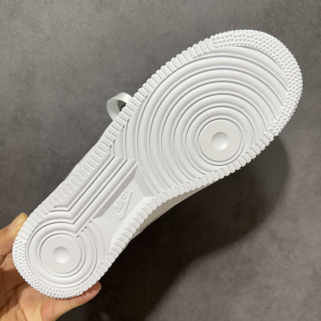 图片[9]-【定制版】Nike Air Force 1 Low 耐克 空军一号 低帮 海盐蓝粉 糖果色马卡龙百搭耐磨防滑增高低邦板鞋 该定制鞋选用原鞋款为Nike Air Forcej 1 Low少年感时尚潮流百搭低帮板鞋，该定制球鞋设计灵感源于玫瑰，细节满满，适合四季出行，将潮流元素融入鞋中，低饱和配色独特易搭,层次丰富。因拍摄/显示设备、光源色温等差异，展示图与实物会有轻微色差。原鞋材料、走线、胶印、线头等自身属性，不涉及定制工艺。 货号：DH2920-111 尺码：36 36.5 37.5 38 38.5 39 40 40.5 41 42 42.5 43 44 44.5 45-选品中心
