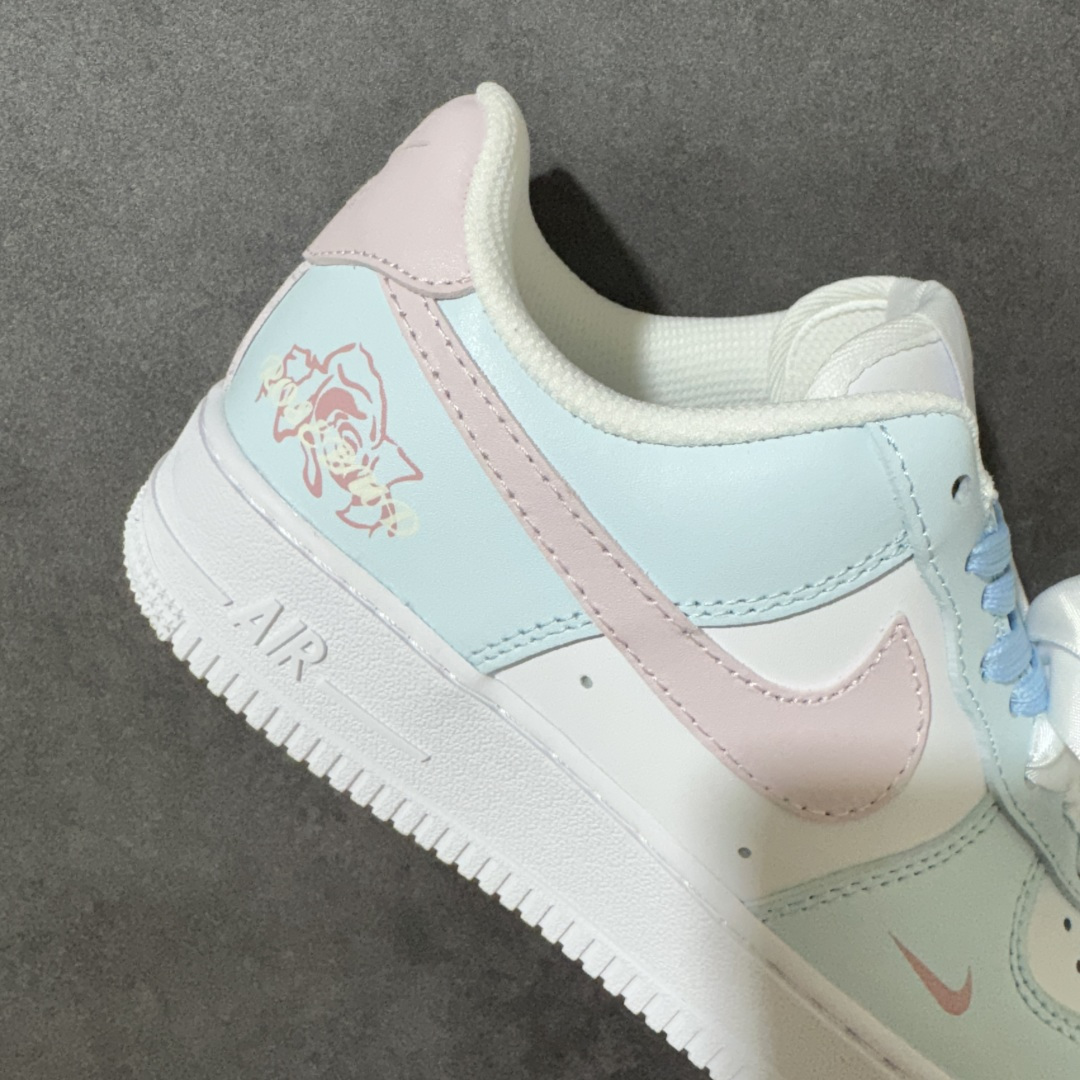 图片[7]-【定制版】Nike Air Force 1 Low 耐克 空军一号 低帮 海盐蓝粉 糖果色马卡龙百搭耐磨防滑增高低邦板鞋 该定制鞋选用原鞋款为Nike Air Forcej 1 Low少年感时尚潮流百搭低帮板鞋，该定制球鞋设计灵感源于玫瑰，细节满满，适合四季出行，将潮流元素融入鞋中，低饱和配色独特易搭,层次丰富。因拍摄/显示设备、光源色温等差异，展示图与实物会有轻微色差。原鞋材料、走线、胶印、线头等自身属性，不涉及定制工艺。 货号：DH2920-111 尺码：36 36.5 37.5 38 38.5 39 40 40.5 41 42 42.5 43 44 44.5 45-选品中心