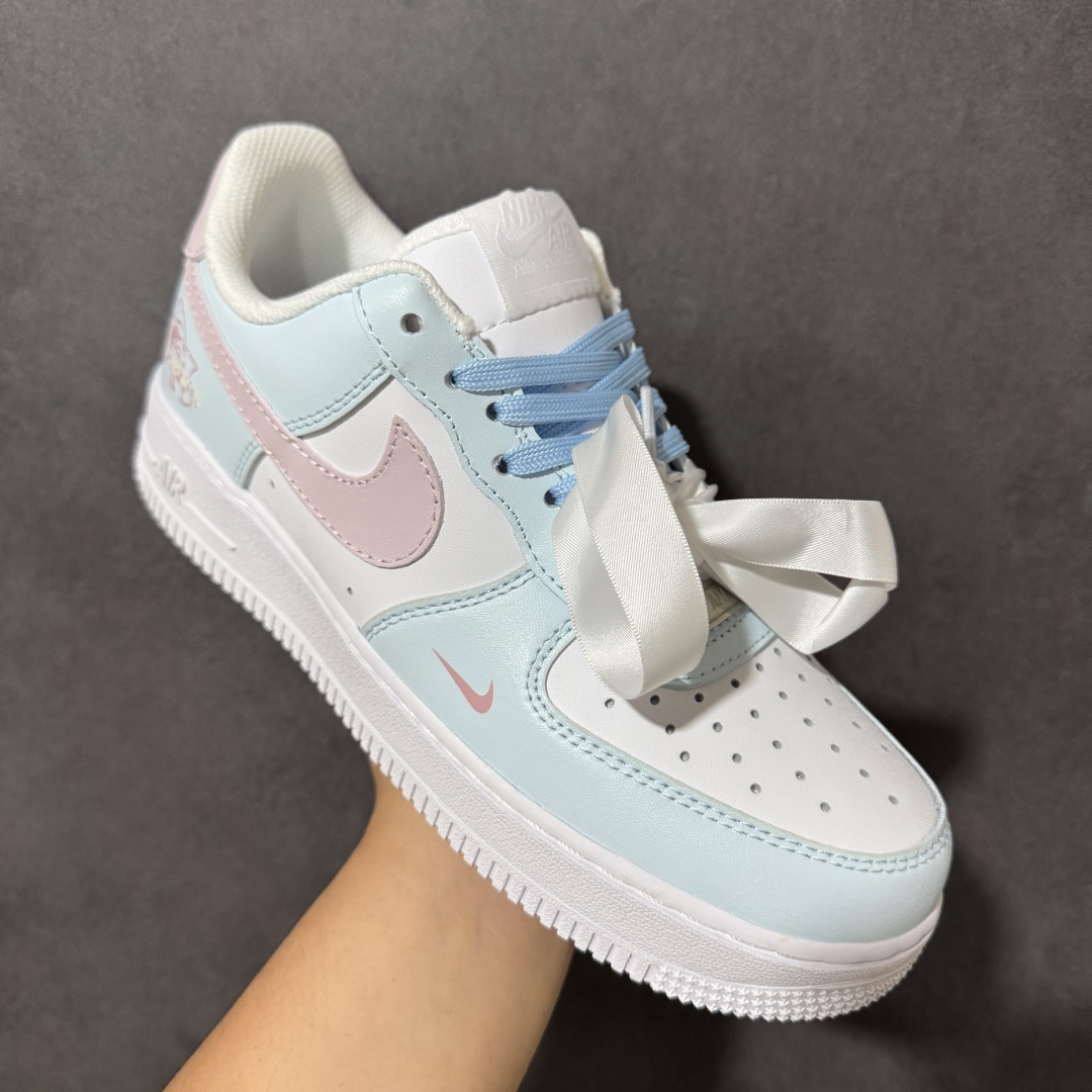 图片[3]-【定制版】Nike Air Force 1 Low 耐克 空军一号 低帮 海盐蓝粉 糖果色马卡龙百搭耐磨防滑增高低邦板鞋 该定制鞋选用原鞋款为Nike Air Forcej 1 Low少年感时尚潮流百搭低帮板鞋，该定制球鞋设计灵感源于玫瑰，细节满满，适合四季出行，将潮流元素融入鞋中，低饱和配色独特易搭,层次丰富。因拍摄/显示设备、光源色温等差异，展示图与实物会有轻微色差。原鞋材料、走线、胶印、线头等自身属性，不涉及定制工艺。 货号：DH2920-111 尺码：36 36.5 37.5 38 38.5 39 40 40.5 41 42 42.5 43 44 44.5 45-选品中心