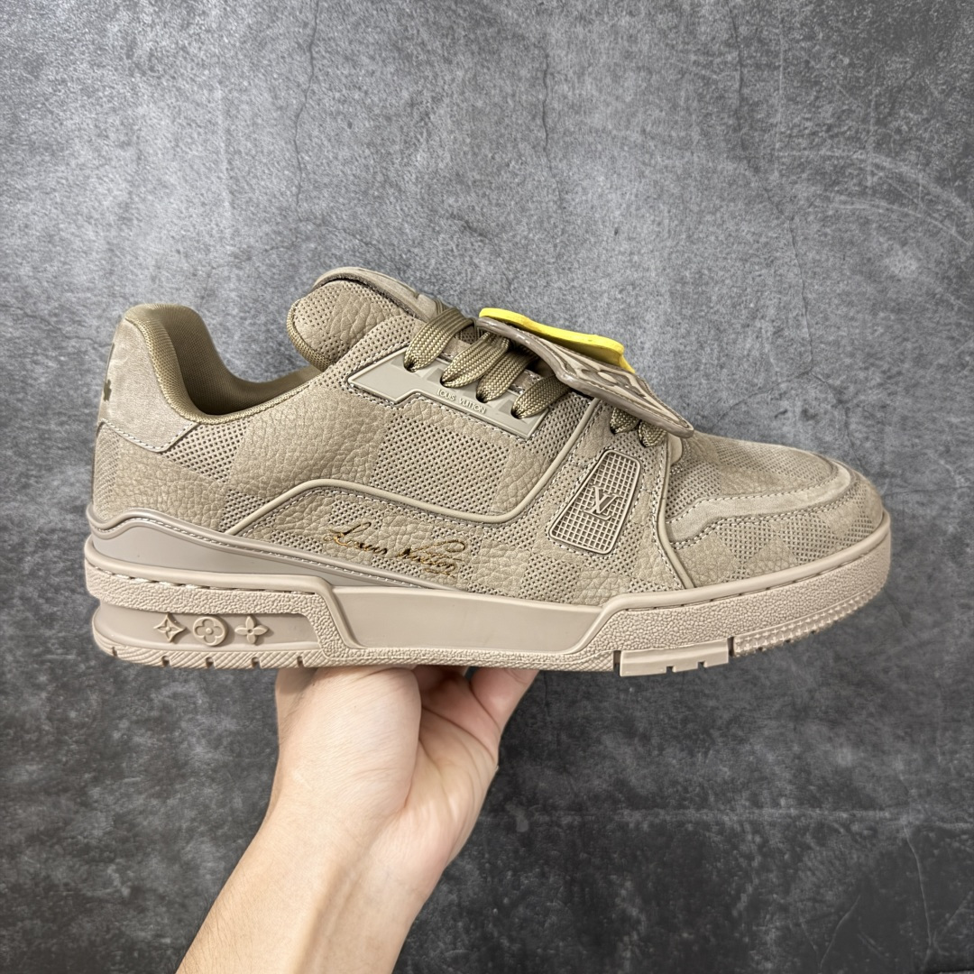 【佛山顶级超A版】Louis Vuitton LV Trainer系列 卡其吊牌 仓库现货 当天可取 私人订单 专柜混卖零售专供 所有配色均为购买原版复刻 整体版型 皮料 市场独一无二 后跟版型都可以自行对比[机智]吊打市场所有货 怒甩十条街，欢迎拿市场各大工厂的货来对比！ 鞋舌烫金超正 压印程度秒杀市面90%以上的高端货 新配色陆续开发出货 尺码：39-45-选品中心