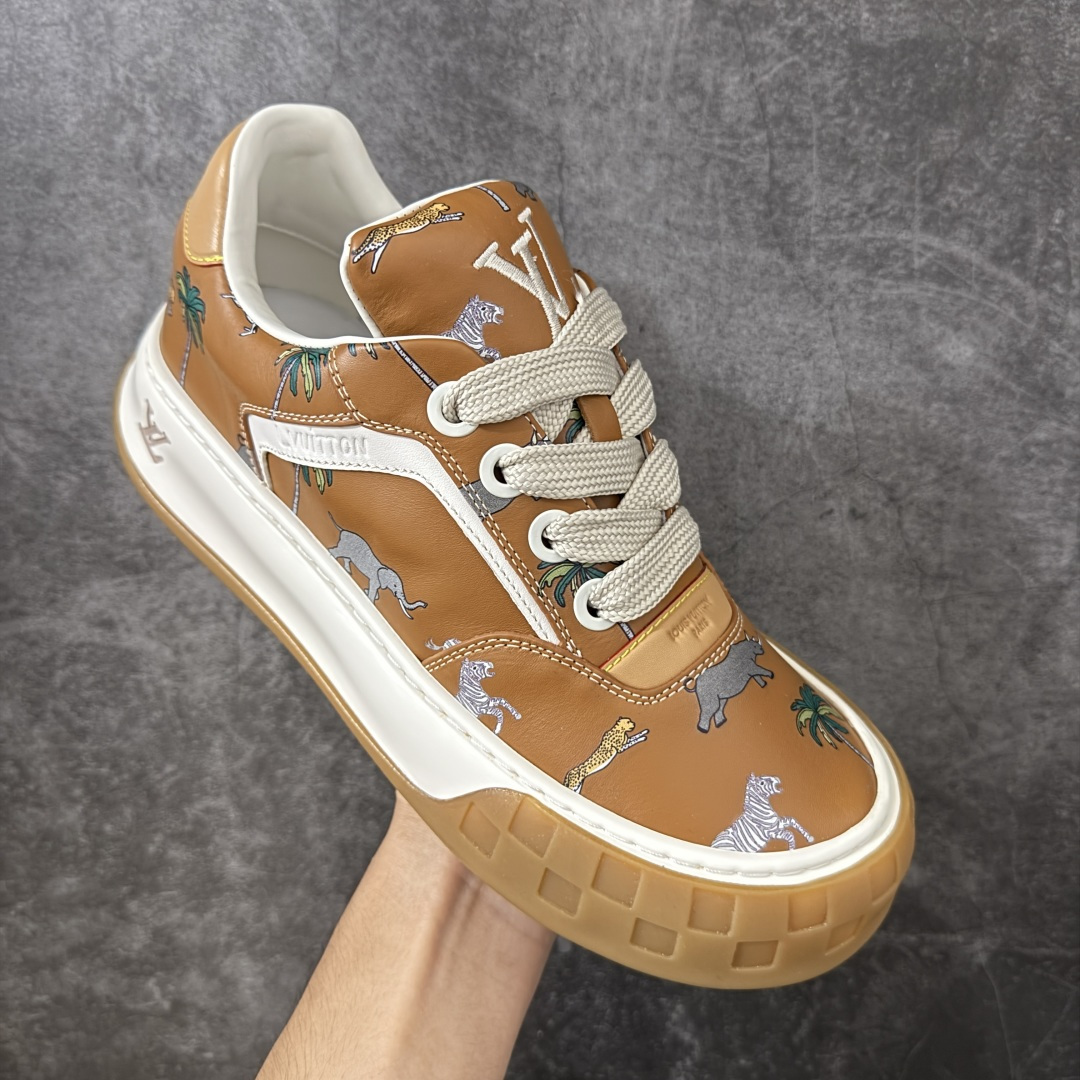 图片[3]-【HS顶级礼盒版】LV 路易威登LOUIS VUITTON Tilted Low Sneakers 倾斜系列低帮复古休闲运动文化百搭板鞋 2026早春款板鞋 饼干鞋 礼盒包装 私模开发大底 正确细节 原鞋原材料1：1打造 完美版型做工 欢迎对比市场任何品质的货品 广东原产 专业LV大厂出品 正确底 大底开发近半年 原楦型开发纸版 全鞋原材料打造 细节 针车 烫金 中底无可挑剔 包装说明书防尘布袋物件(附送官方快递加固牛皮纸外盒!!)# 尺码：39 40 41 42 43 44 45 46-选品中心