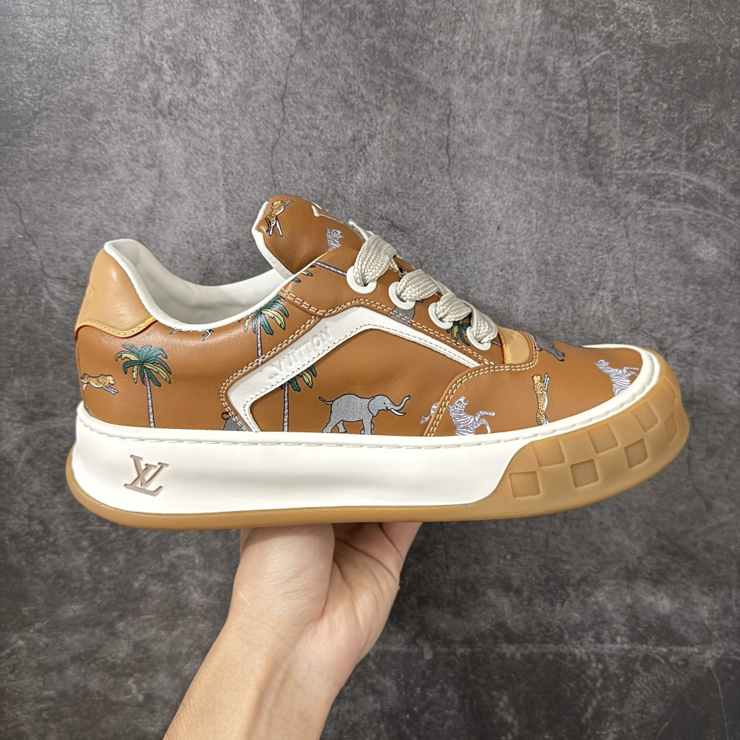 【HS顶级礼盒版】LV 路易威登LOUIS VUITTON Tilted Low Sneakers 倾斜系列低帮复古休闲运动文化百搭板鞋 2026早春款板鞋 饼干鞋 礼盒包装 私模开发大底 正确细节 原鞋原材料1:1打造 完美版型做工 欢迎对比市场任何品质的货品 广东原产 专业LV大厂出品 正确底 大底开发近半年 原楦型开发纸版 全鞋原材料打造 细节 针车 烫金 中底无可挑剔 包装说明书防尘布袋物件(附送官方快递加固牛皮纸外盒!!)# 尺码:39 40 41 42 43 44 45 46-选品中心