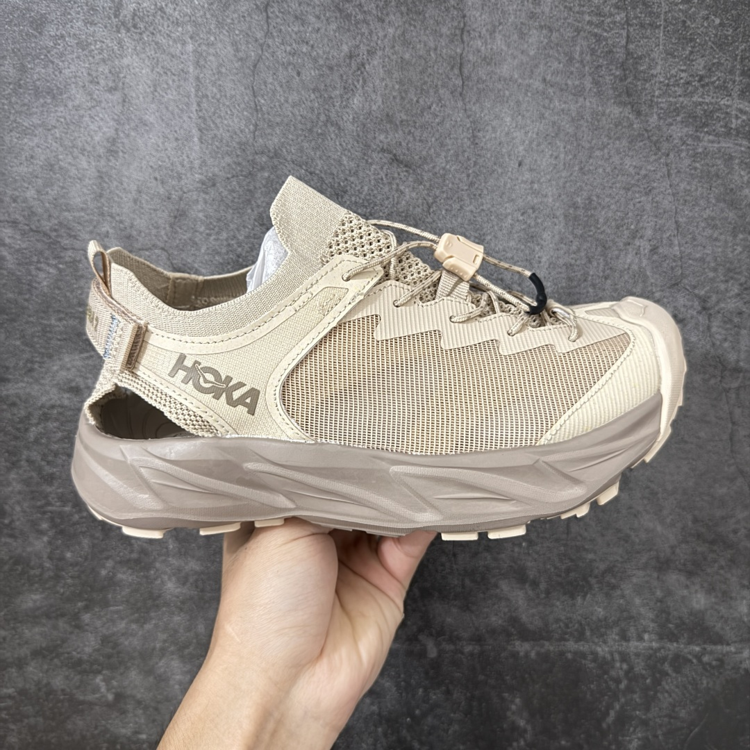 【绿x版】Hoka W Hopara 2 霍帕拉系列水路两用溯溪涉水休闲户外露营凉鞋 作为先锋品牌的 HOKA ONE ONE总是以独特的方式 HOPARA是一款溯溪鞋 又名排水鞋 可长期用于涉水和溯溪 保护脚底和脚趾的安全和舒适 鞋面材料速干 透气 耐磨 鞋底防滑 耐磨 抓地能力强 出于安全考虑 设计要求较高-涉水溯溪过程中 水 泥沙 可以直接从鞋内大孔排出 细纹鞋底使在岩石上抓地能力强 避免打滑 而上路后 鞋面具有快干透气等优点 尺码：36 36.5 37.5 38 39 40 40.5 41 42 42.5 43 44 45-选品中心