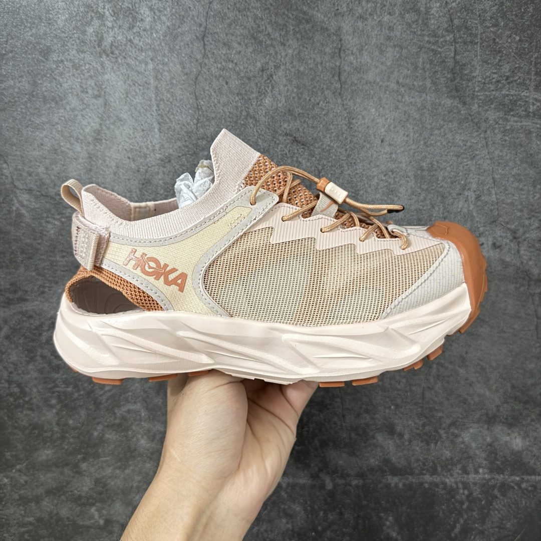 【绿x版】Hoka W Hopara 2 霍帕拉系列水路两用溯溪涉水休闲户外露营凉鞋 作为先锋品牌的 HOKA ONE ONE总是以独特的方式 HOPARA是一款溯溪鞋 又名排水鞋 可长期用于涉水和溯溪 保护脚底和脚趾的安全和舒适 鞋面材料速干 透气 耐磨 鞋底防滑 耐磨 抓地能力强 出于安全考虑 设计要求较高-涉水溯溪过程中 水 泥沙 可以直接从鞋内大孔排出 细纹鞋底使在岩石上抓地能力强 避免打滑 而上路后 鞋面具有快干透气等优点 尺码:36 36.5 37.5 38 39 40 40.5 41 42 42.5 43 44 45-选品中心