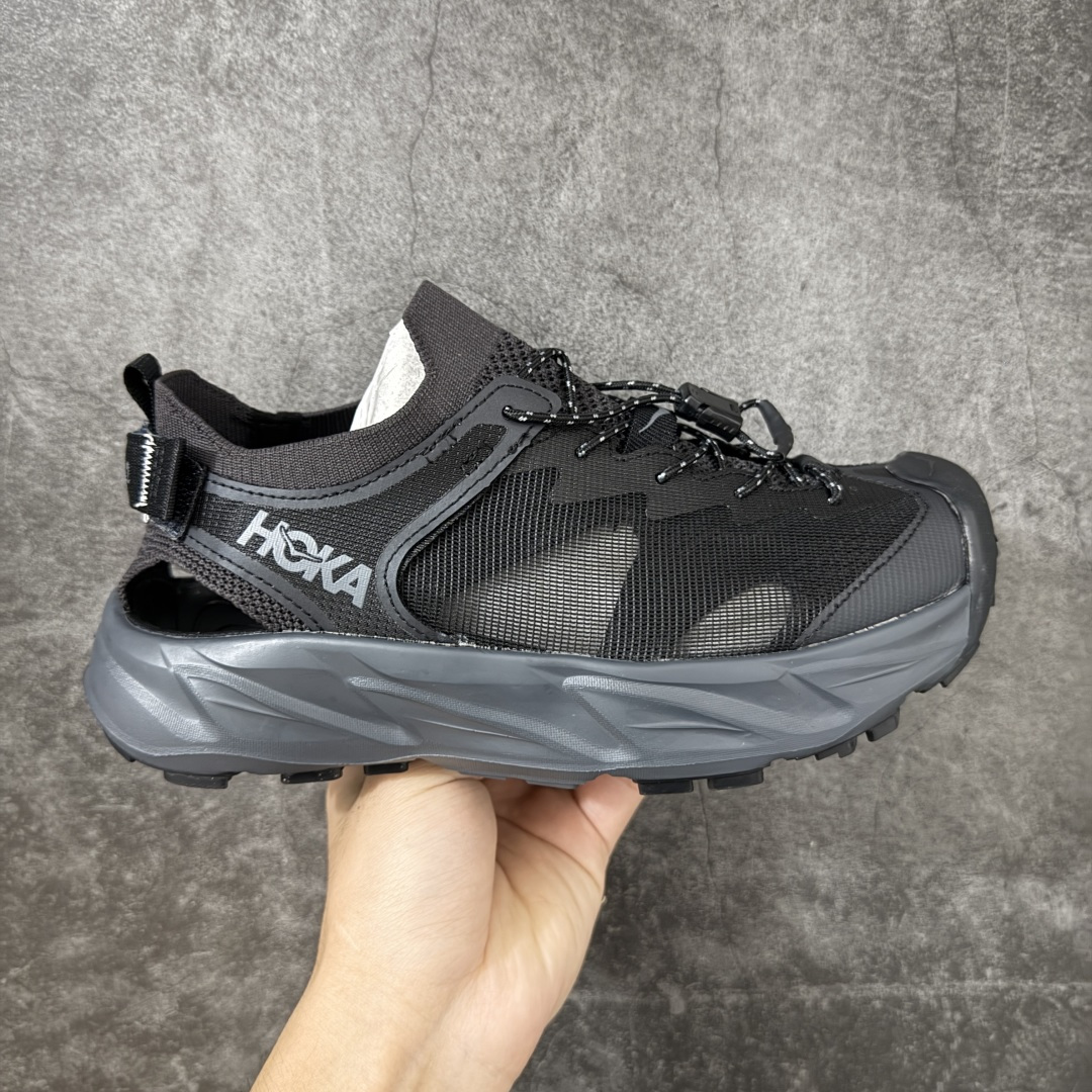 【绿x版】Hoka W Hopara 2 霍帕拉系列水路两用溯溪涉水休闲户外露营凉鞋 作为先锋品牌的 HOKA ONE ONE总是以独特的方式 HOPARA是一款溯溪鞋 又名排水鞋 可长期用于涉水和溯溪 保护脚底和脚趾的安全和舒适 鞋面材料速干 透气 耐磨 鞋底防滑 耐磨 抓地能力强 出于安全考虑 设计要求较高-涉水溯溪过程中 水 泥沙 可以直接从鞋内大孔排出 细纹鞋底使在岩石上抓地能力强 避免打滑 而上路后 鞋面具有快干透气等优点 尺码:36 36.5 37.5 38 39 40 40.5 41 42 42.5 43 44 45-选品中心
