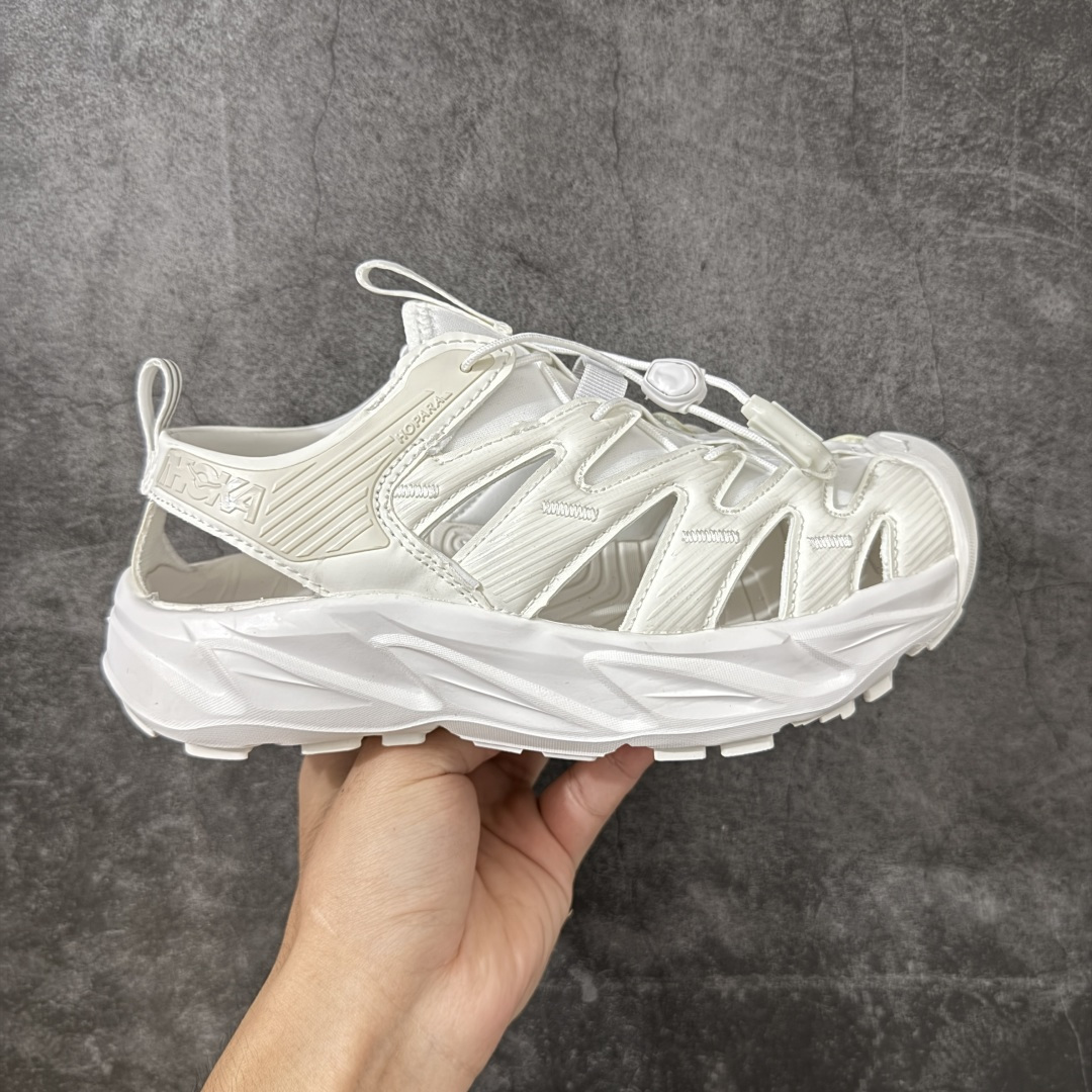 【绿x版】HOKA One One Hopara Sandals 霍帕拉系列水路两用溯溪涉水休闲户外露营凉鞋 作为先锋品牌的 HOKA ONE ONE总是以独特的方式 HOPA RA是一款溯溪鞋 又名排水鞋 可长期用于涉水和溯溪 保护脚底和脚趾的安全和舒适 鞋面材料速干 透气 耐磨 鞋底防滑 耐磨 抓地能力强 出于安全考虑 设计要求较高 涉水溯溪过程中 水 泥沙 可以直接从鞋内大孔排出 细纹鞋底使在岩石上抓地能力强 避免打滑 而上路后 鞋面具有快干透气等优点 尺码:36 36.5 37.5 38 39 40 40.5 41 42 42.5 43 44 45-选品中心