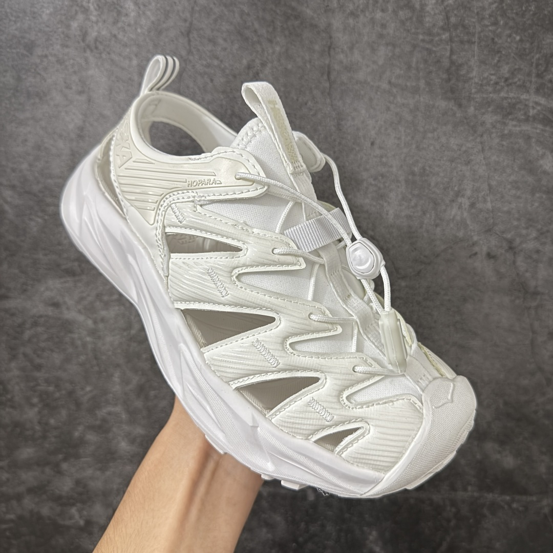 图片[3]-【绿x版】HOKA One One Hopara Sandals 霍帕拉系列水路两用溯溪涉水休闲户外露营凉鞋 作为先锋品牌的 HOKA ONE ONE总是以独特的方式 HOPA RA是一款溯溪鞋 又名排水鞋 可长期用于涉水和溯溪 保护脚底和脚趾的安全和舒适 鞋面材料速干 透气 耐磨 鞋底防滑 耐磨 抓地能力强 出于安全考虑 设计要求较高 涉水溯溪过程中 水 泥沙 可以直接从鞋内大孔排出 细纹鞋底使在岩石上抓地能力强 避免打滑 而上路后 鞋面具有快干透气等优点 尺码：36 36.5 37.5 38 39 40 40.5 41 42 42.5 43 44 45-选品中心