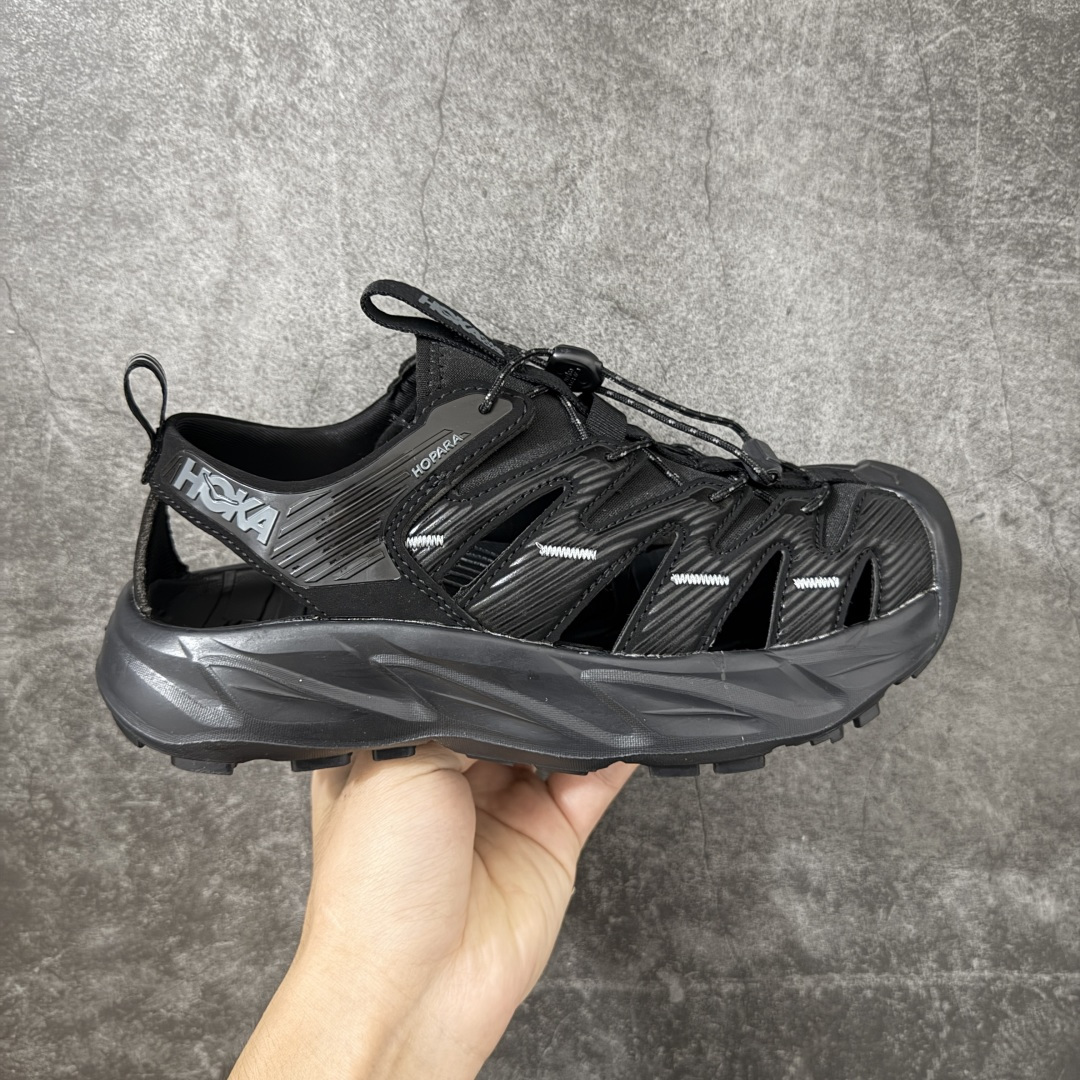 【绿x版】HOKA One One Hopara Sandals 霍帕拉系列水路两用溯溪涉水休闲户外露营凉鞋 作为先锋品牌的 HOKA ONE ONE总是以独特的方式 HOPA RA是一款溯溪鞋 又名排水鞋 可长期用于涉水和溯溪 保护脚底和脚趾的安全和舒适 鞋面材料速干 透气 耐磨 鞋底防滑 耐磨 抓地能力强 出于安全考虑 设计要求较高 涉水溯溪过程中 水 泥沙 可以直接从鞋内大孔排出 细纹鞋底使在岩石上抓地能力强 避免打滑 而上路后 鞋面具有快干透气等优点 尺码:36 36.5 37.5 38 39 40 40.5 41 42 42.5 43 44 45-选品中心