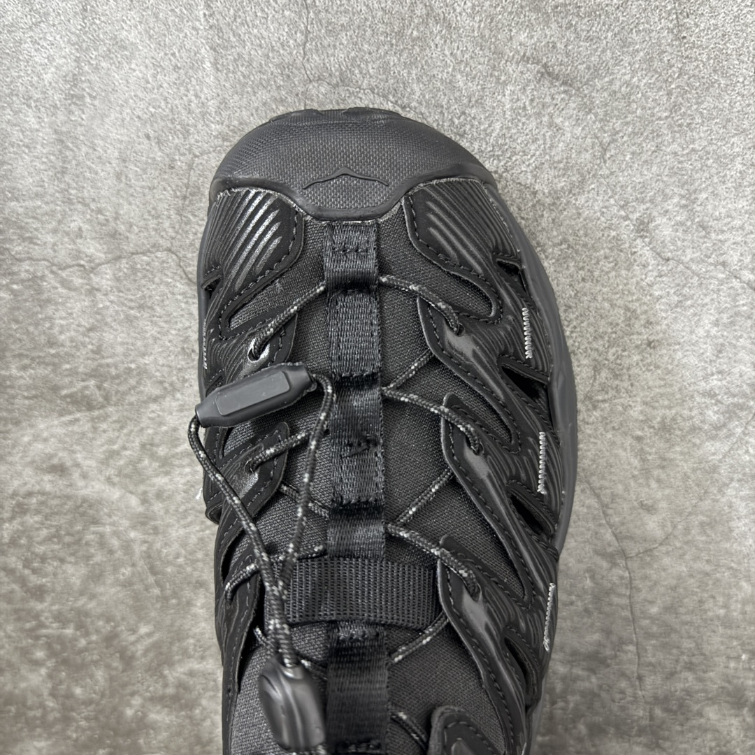 图片[5]-【绿x版】HOKA One One Hopara Sandals 霍帕拉系列水路两用溯溪涉水休闲户外露营凉鞋 作为先锋品牌的 HOKA ONE ONE总是以独特的方式 HOPA RA是一款溯溪鞋 又名排水鞋 可长期用于涉水和溯溪 保护脚底和脚趾的安全和舒适 鞋面材料速干 透气 耐磨 鞋底防滑 耐磨 抓地能力强 出于安全考虑 设计要求较高 涉水溯溪过程中 水 泥沙 可以直接从鞋内大孔排出 细纹鞋底使在岩石上抓地能力强 避免打滑 而上路后 鞋面具有快干透气等优点 尺码：36 36.5 37.5 38 39 40 40.5 41 42 42.5 43 44 45-选品中心