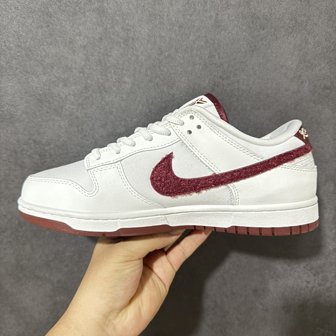 图片[2]-【YC版本】NIKE DUNK SB LOW 全新配色 SB顾名思义，具有经典的Dunk血缘，又注入了更多的时尚元素。相较于普通的Dunk滑板鞋，改良版的Dunk SB加厚了鞋舌的填充，使舒适性大大提升，同时也更方便穿脱；中底部分则加入了脚感柔软舒适Zoom Air气垫，有效吸收滑板等极限运动在落地时带来的冲击力，为街头运动者们提供更好的保护 货号：IV0263-100 尺码：40 40.5 41 42 42.5 43 44 44.5 45 46-选品中心