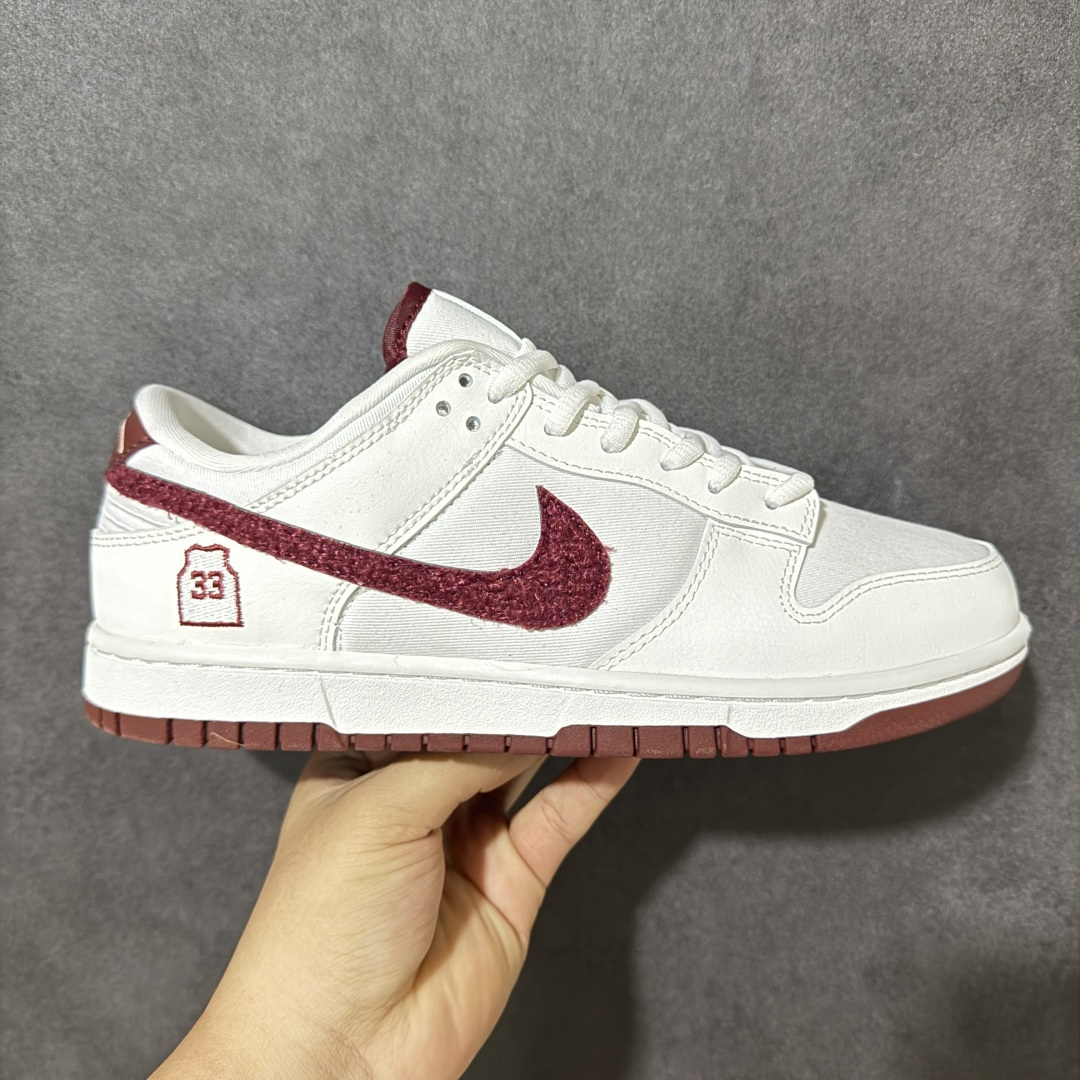 【YC版本】NIKE DUNK SB LOW 全新配色 SB顾名思义,具有经典的Dunk血缘,又注入了更多的时尚元素。相较于普通的Dunk滑板鞋,改良版的Dunk SB加厚了鞋舌的填充,使舒适性大大提升,同时也更方便穿脱;中底部分则加入了脚感柔软舒适Zoom Air气垫,有效吸收滑板等极限运动在落地时带来的冲击力,为街头运动者们提供更好的保护 货号:IV0263-100 尺码:40 40.5 41 42 42.5 43 44 44.5 45 46-选品中心
