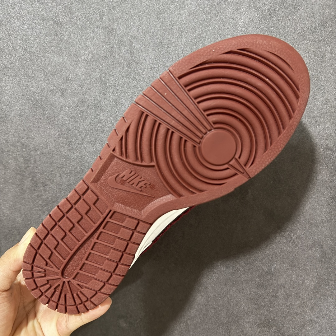 图片[9]-【YC版本】NIKE DUNK SB LOW 全新配色 SB顾名思义，具有经典的Dunk血缘，又注入了更多的时尚元素。相较于普通的Dunk滑板鞋，改良版的Dunk SB加厚了鞋舌的填充，使舒适性大大提升，同时也更方便穿脱；中底部分则加入了脚感柔软舒适Zoom Air气垫，有效吸收滑板等极限运动在落地时带来的冲击力，为街头运动者们提供更好的保护 货号：IV0263-100 尺码：40 40.5 41 42 42.5 43 44 44.5 45 46-选品中心